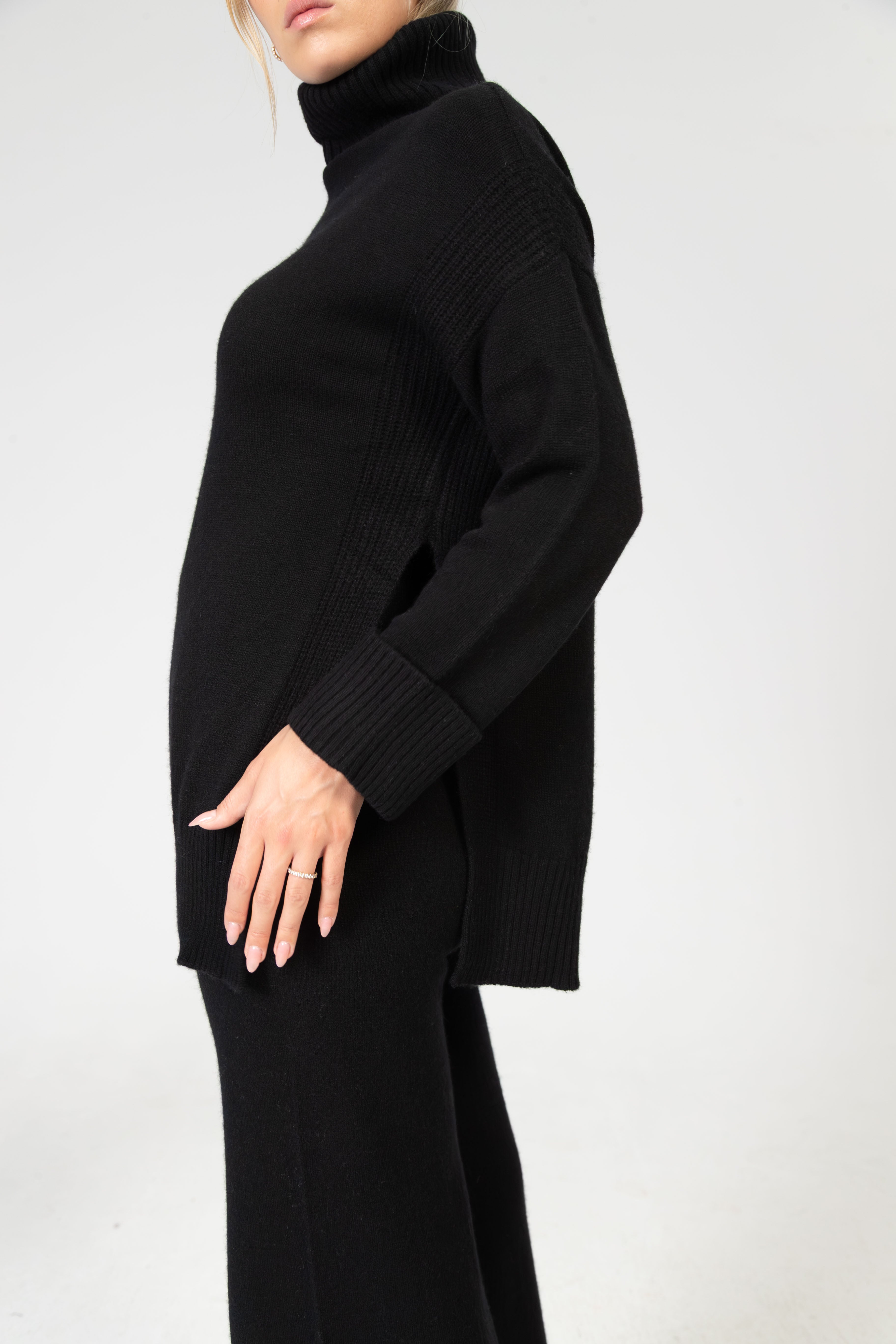 Alba – Cashmere Rollkragenpullover mit Seitenschlitz – Schwarz