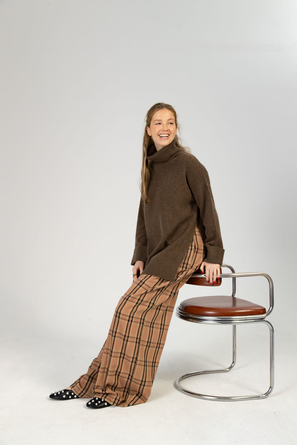 Alba – Cashmere Rollkragenpullover mit Seitenschlitz – Espresso Mélange