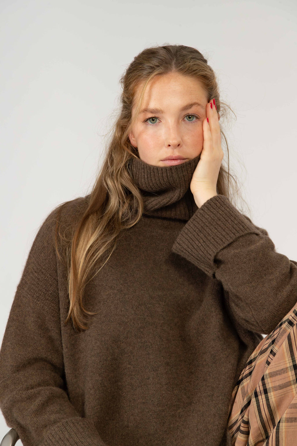 Alba – Cashmere Rollkragenpullover mit Seitenschlitz – Espresso Mélange