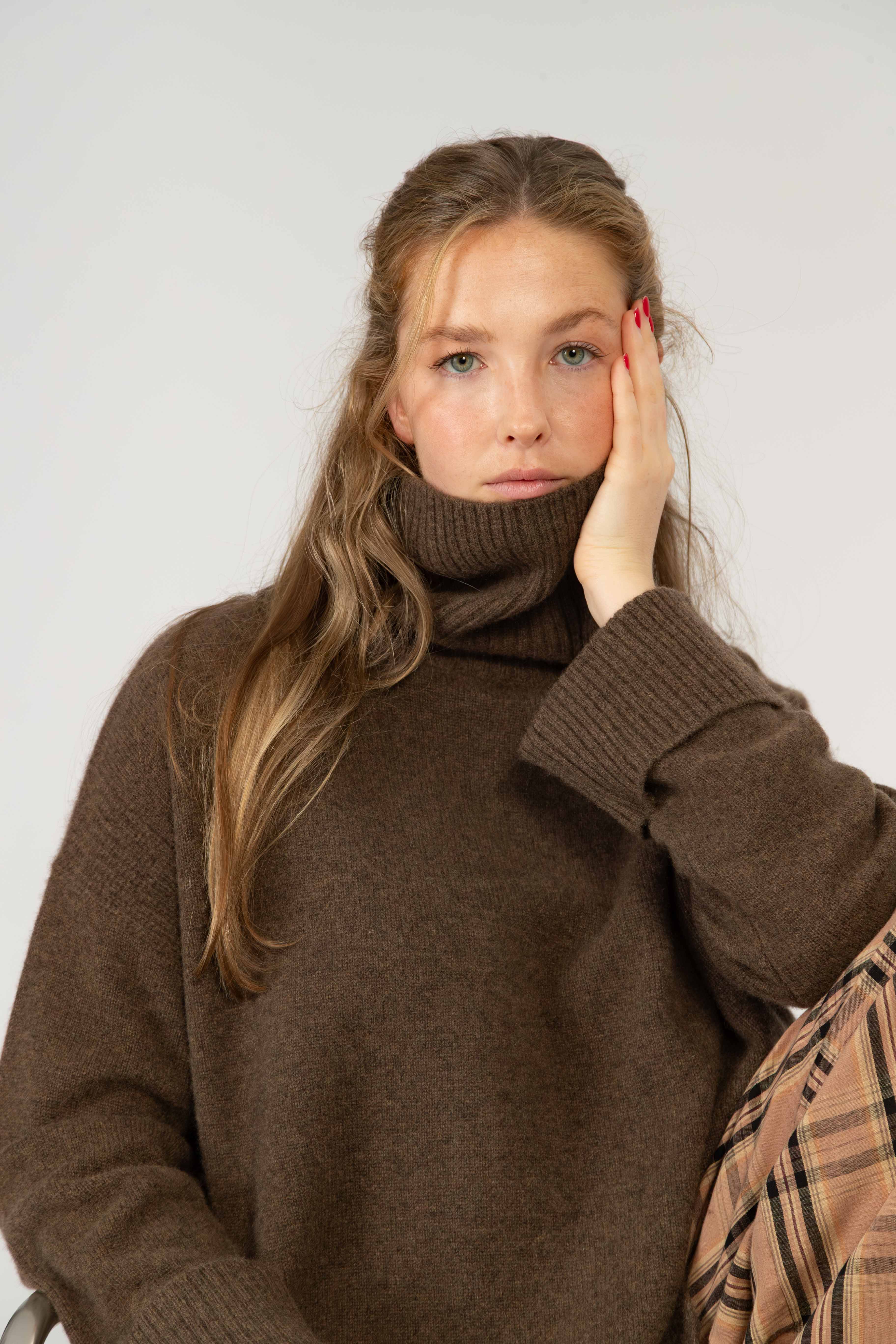 Alba – Cashmere Rollkragenpullover mit Seitenschlitz – Espresso Mélange