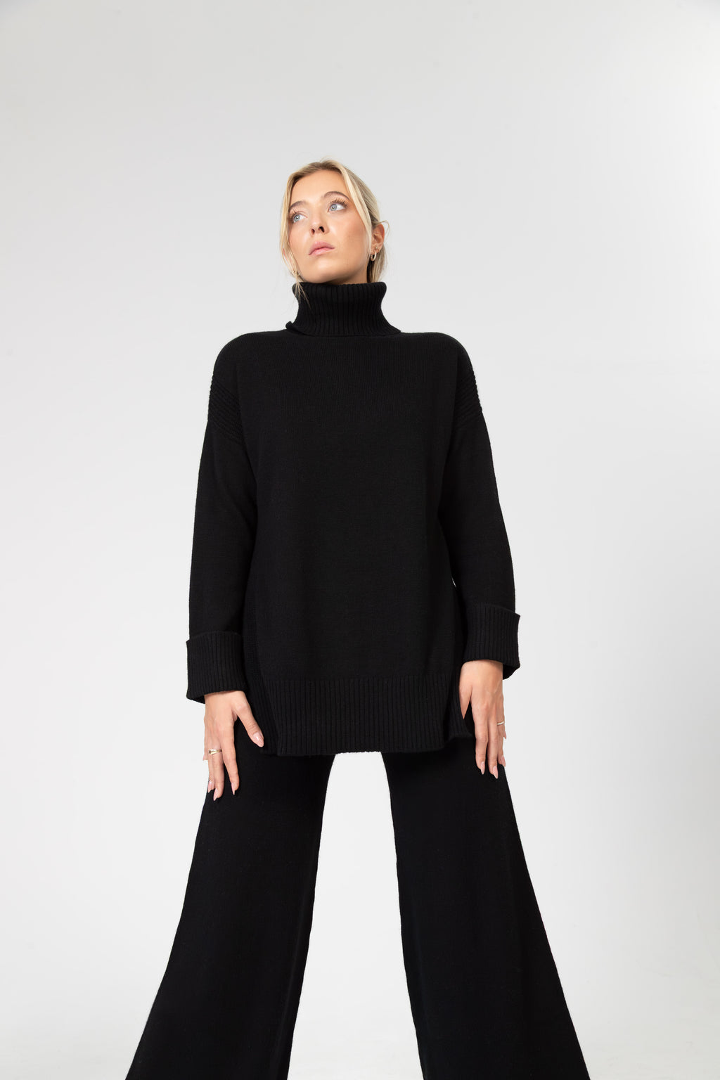 Alba – Cashmere Rollkragenpullover mit Seitenschlitz – Schwarz