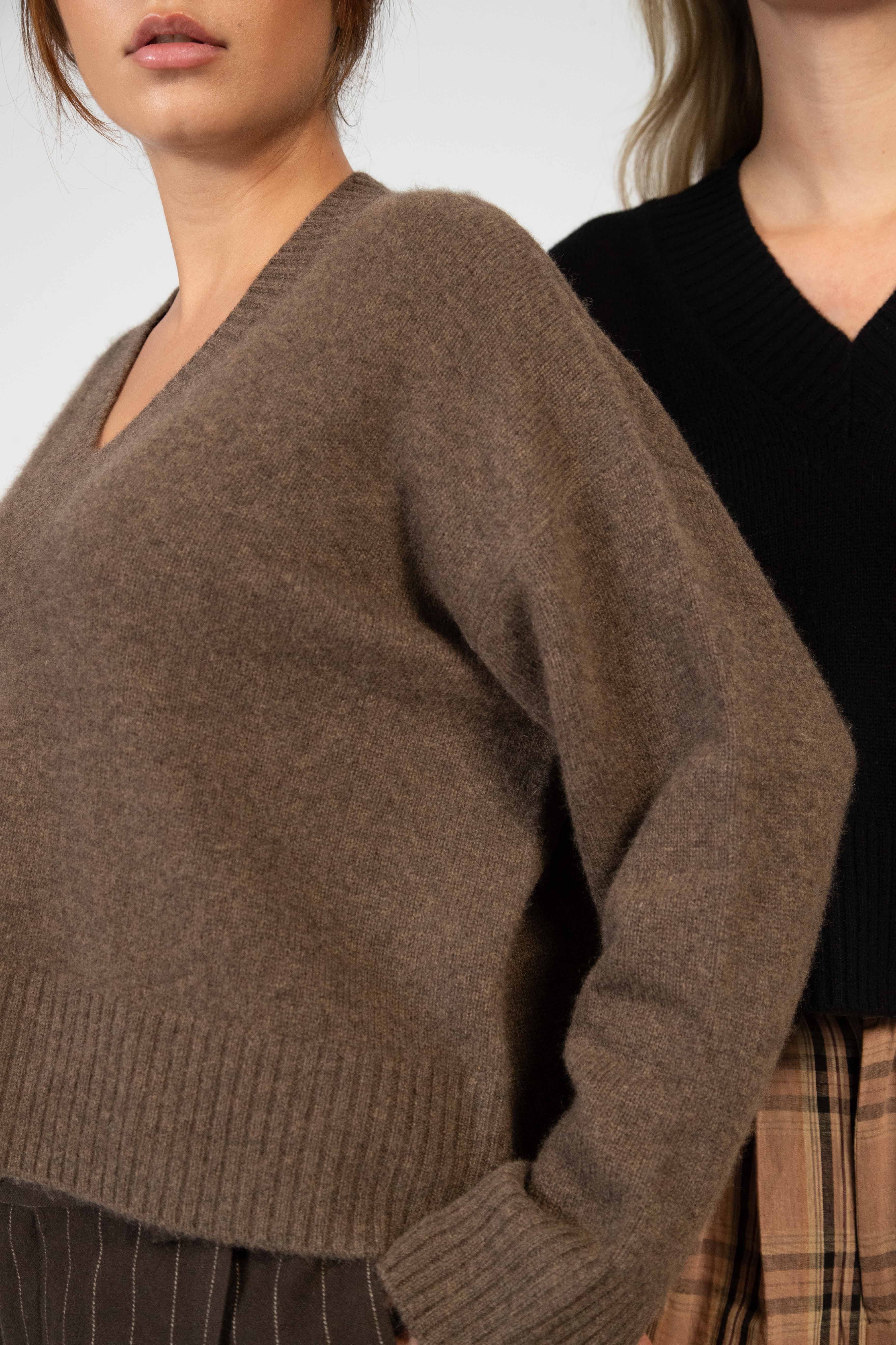 Ava – Chunky Cashmere V-Neck Pullover - Espresso Mélange