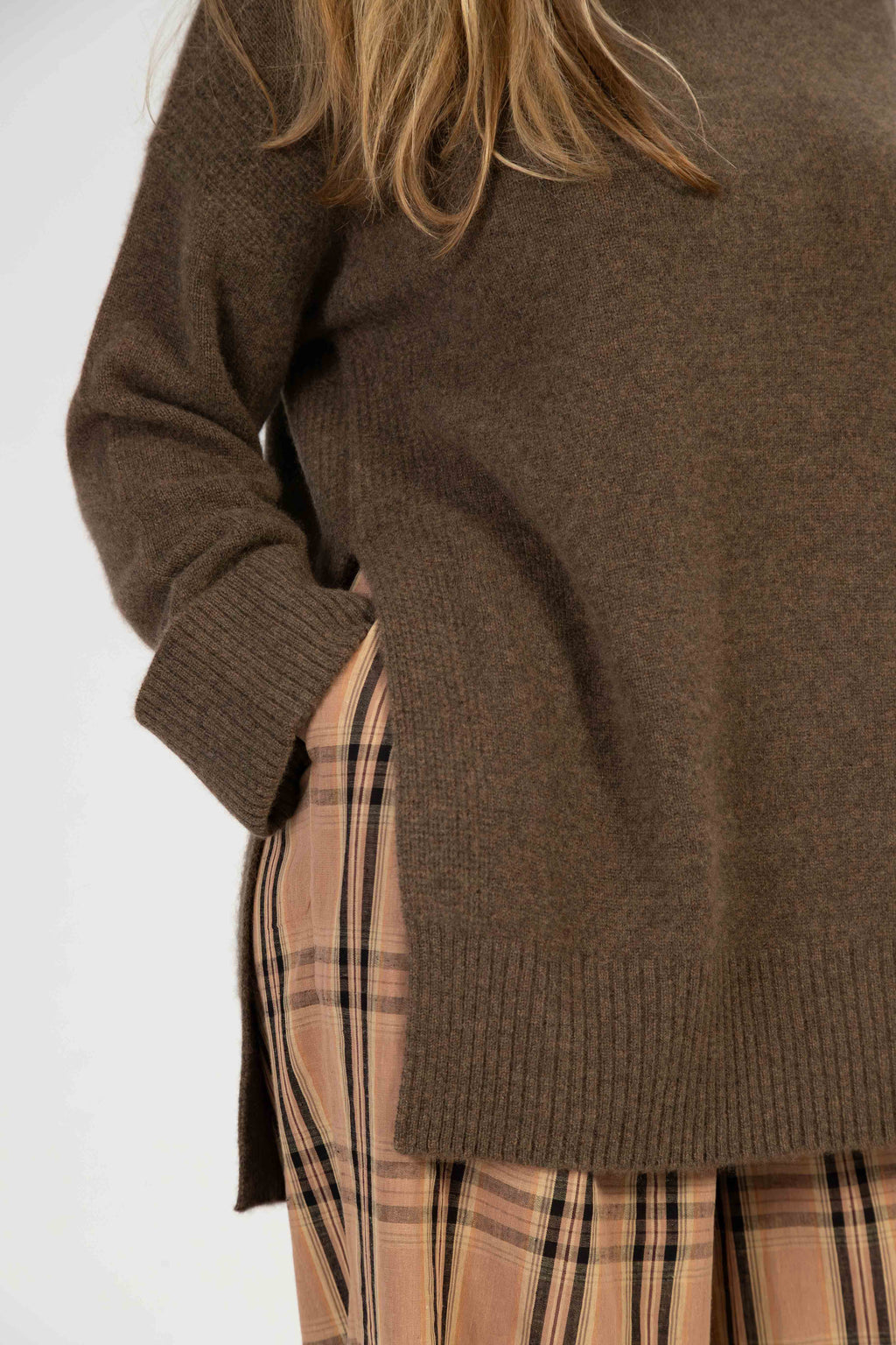 Alba – Cashmere Rollkragenpullover mit Seitenschlitz – Espresso Mélange