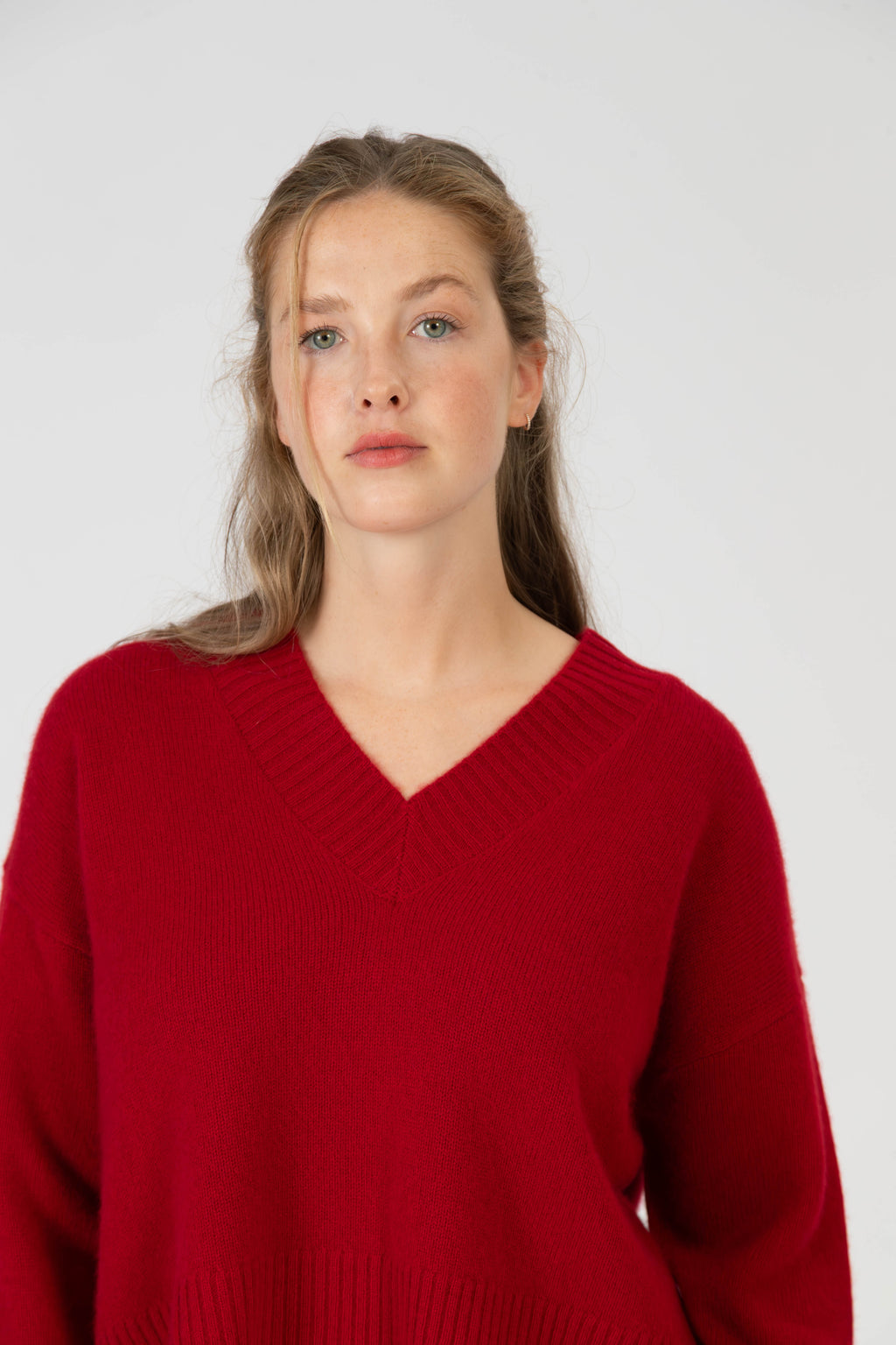 Ava – Chunky Cashmere V-Neck Pullover - Granatapfelrot