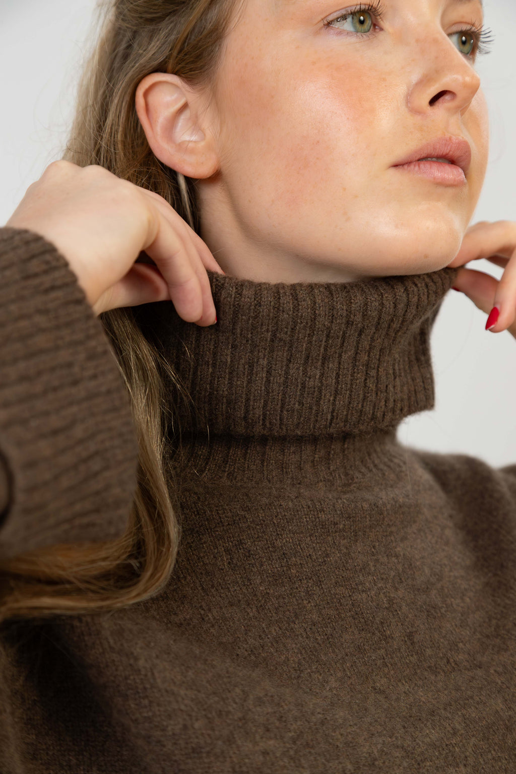 Alba – Cashmere Rollkragenpullover mit Seitenschlitz – Espresso Mélange