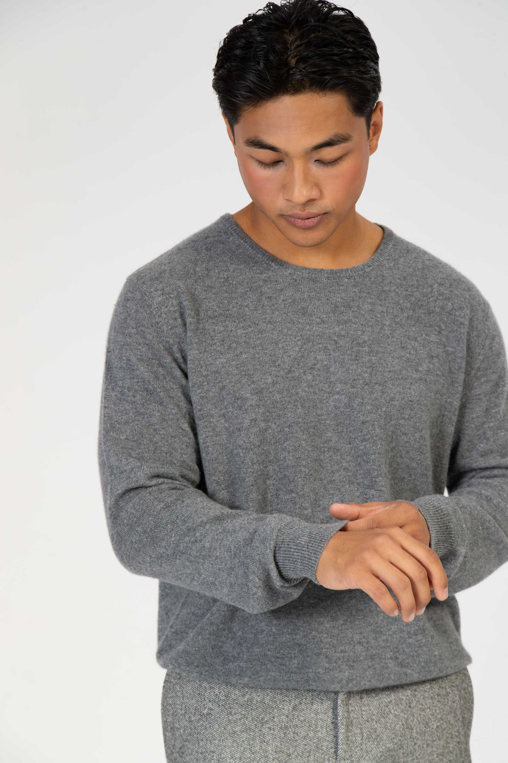 Adrian – Cashmere Klassischer Rundhals-Pullover – Anthrazit