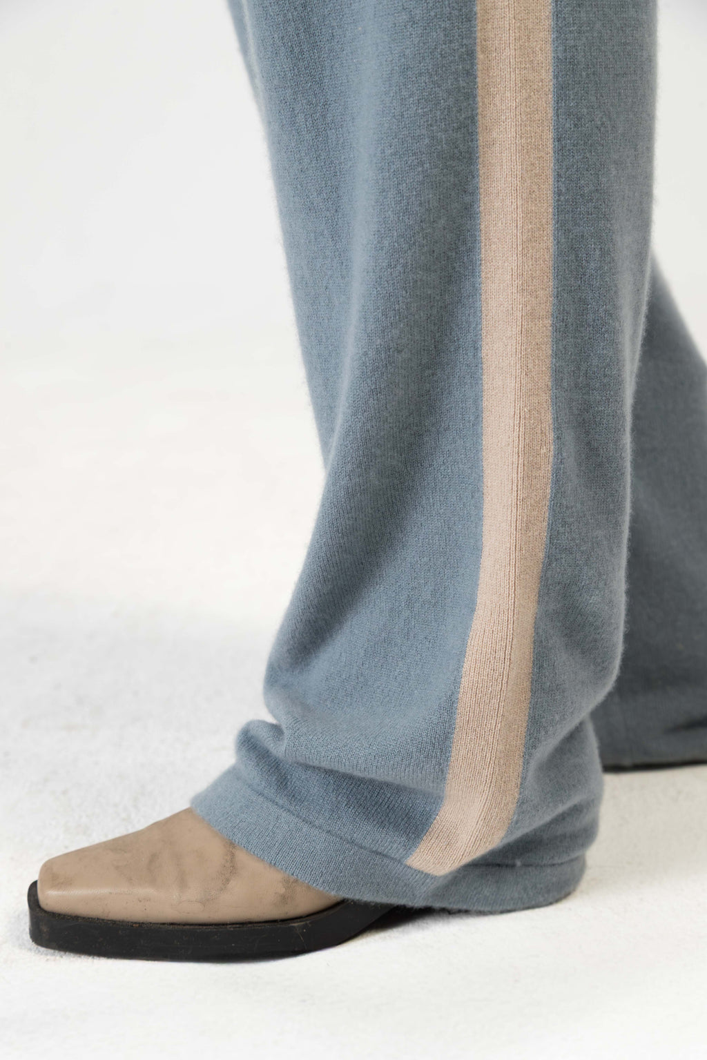 ANOUK - Cashmere Straight Fit Hose mit Seitenstreifen – Schiefergrau