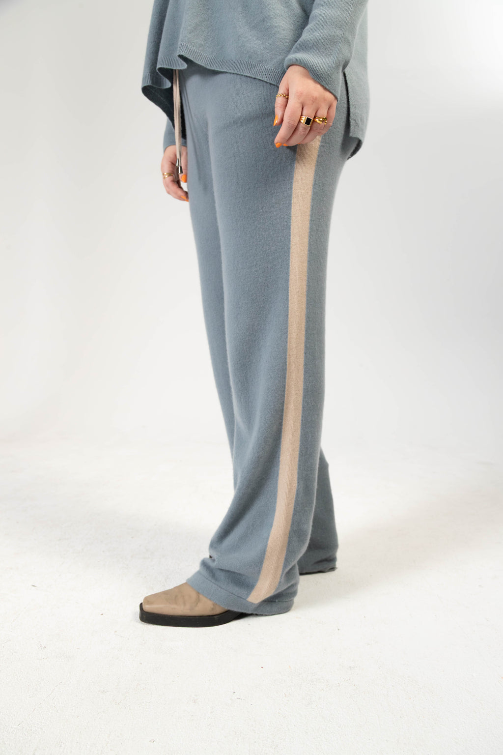 ANOUK - Cashmere Straight Fit Hose mit Seitenstreifen – Schiefergrau