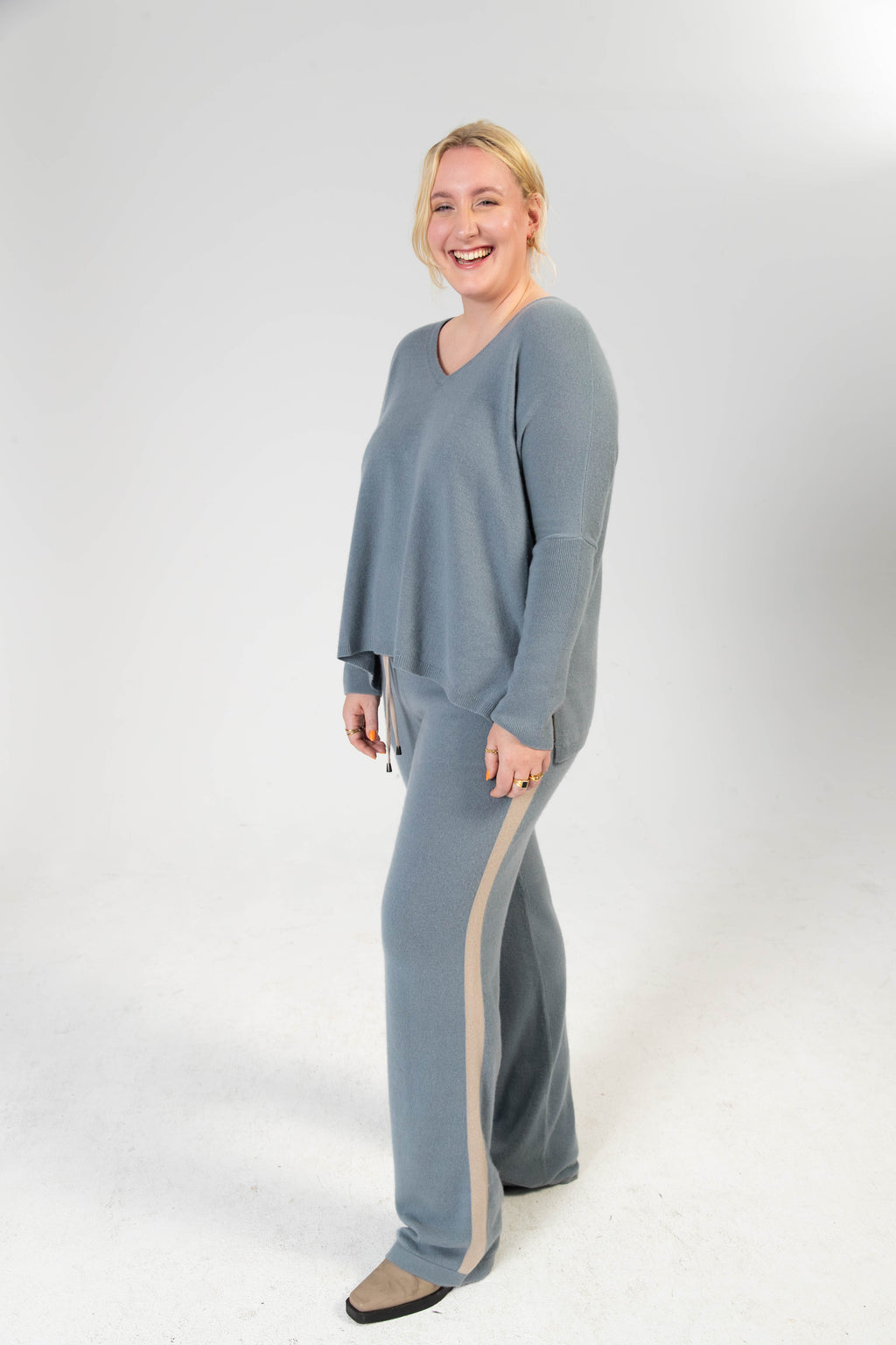 ANOUK - Cashmere Straight Fit Hose mit Seitenstreifen – Schiefergrau