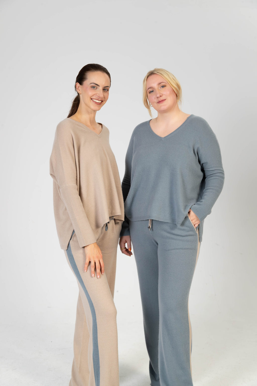 ANOUK - Cashmere Straight Fit Hose mit Seitenstreifen – Beige