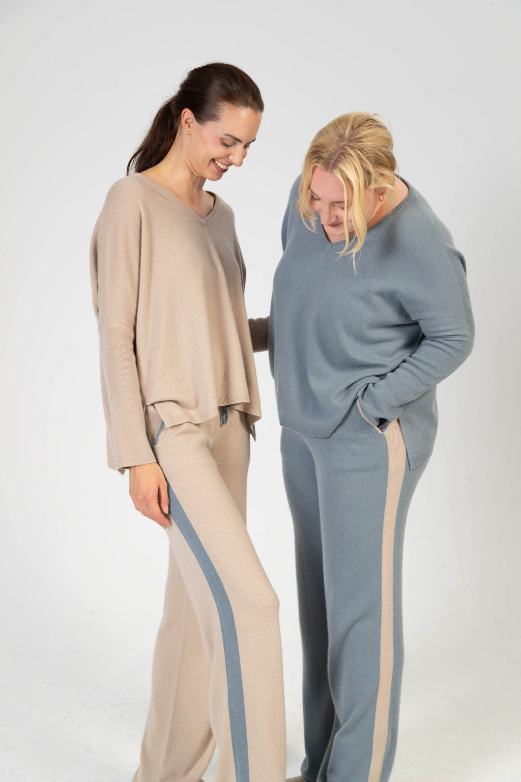 ANOUK - Cashmere Straight Fit Hose mit Seitenstreifen – Schiefergrau