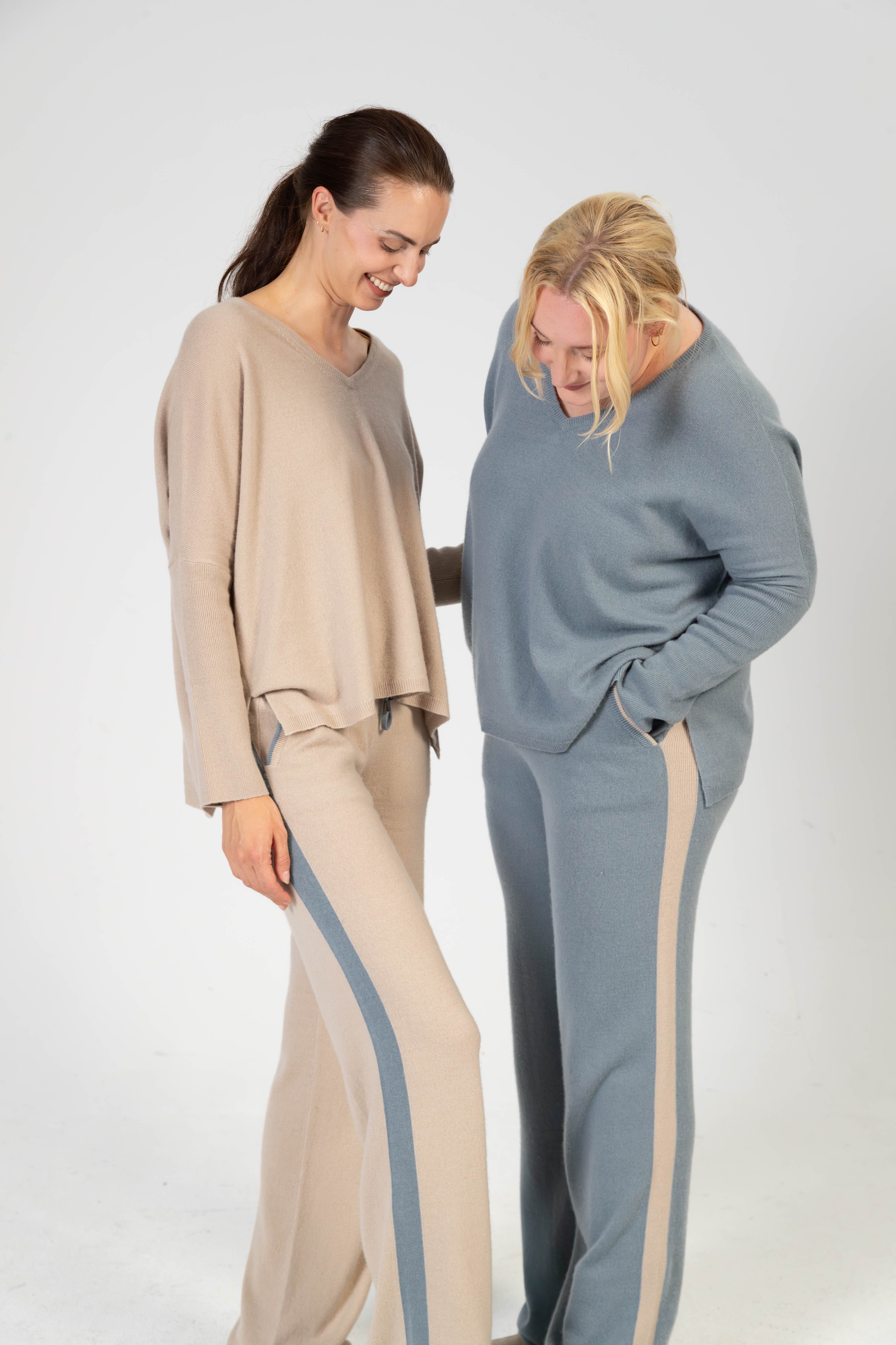 ANOUK - Cashmere Straight Fit Hose mit Seitenstreifen – Schiefergrau