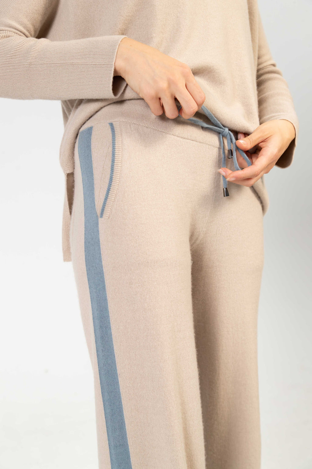 ANOUK - Cashmere Straight Fit Hose mit Seitenstreifen – Beige