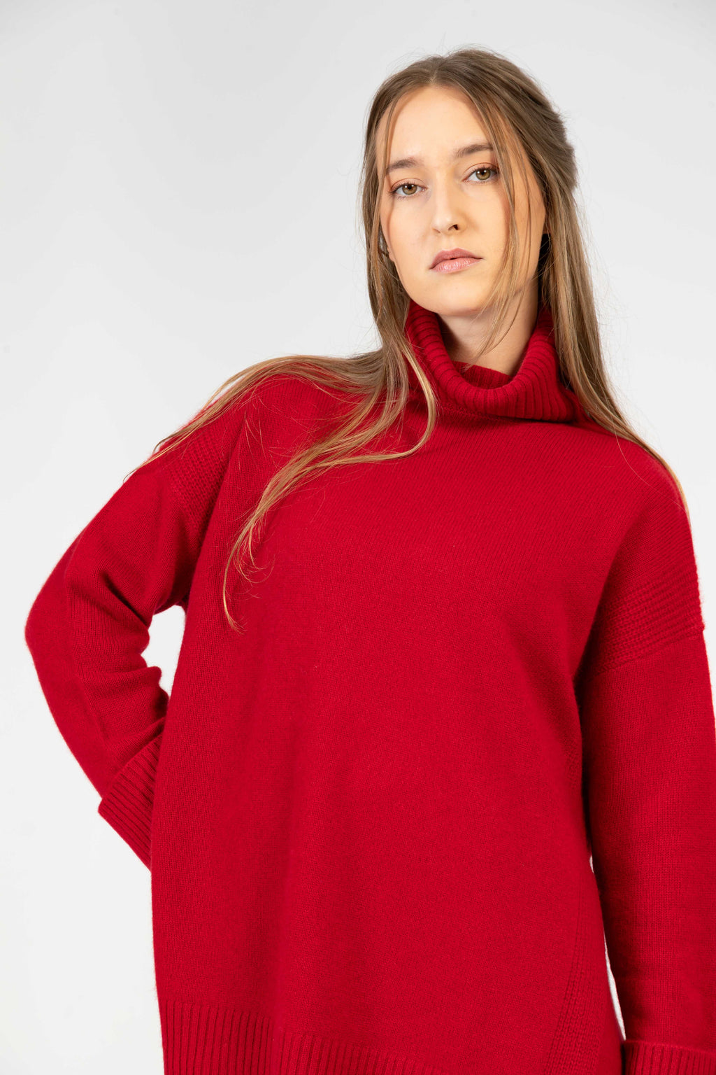 Alba – Cashmere Rollkragenpullover mit Seitenschlitz – Granatapfelrot