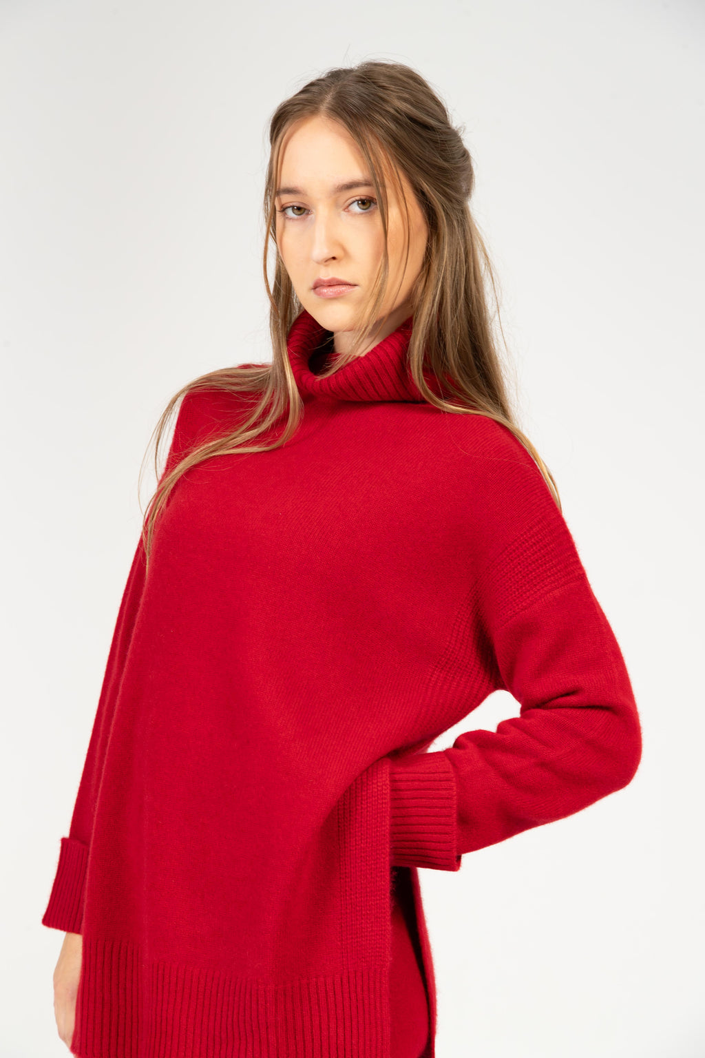 Alba – Cashmere Rollkragenpullover mit Seitenschlitz – Granatapfelrot