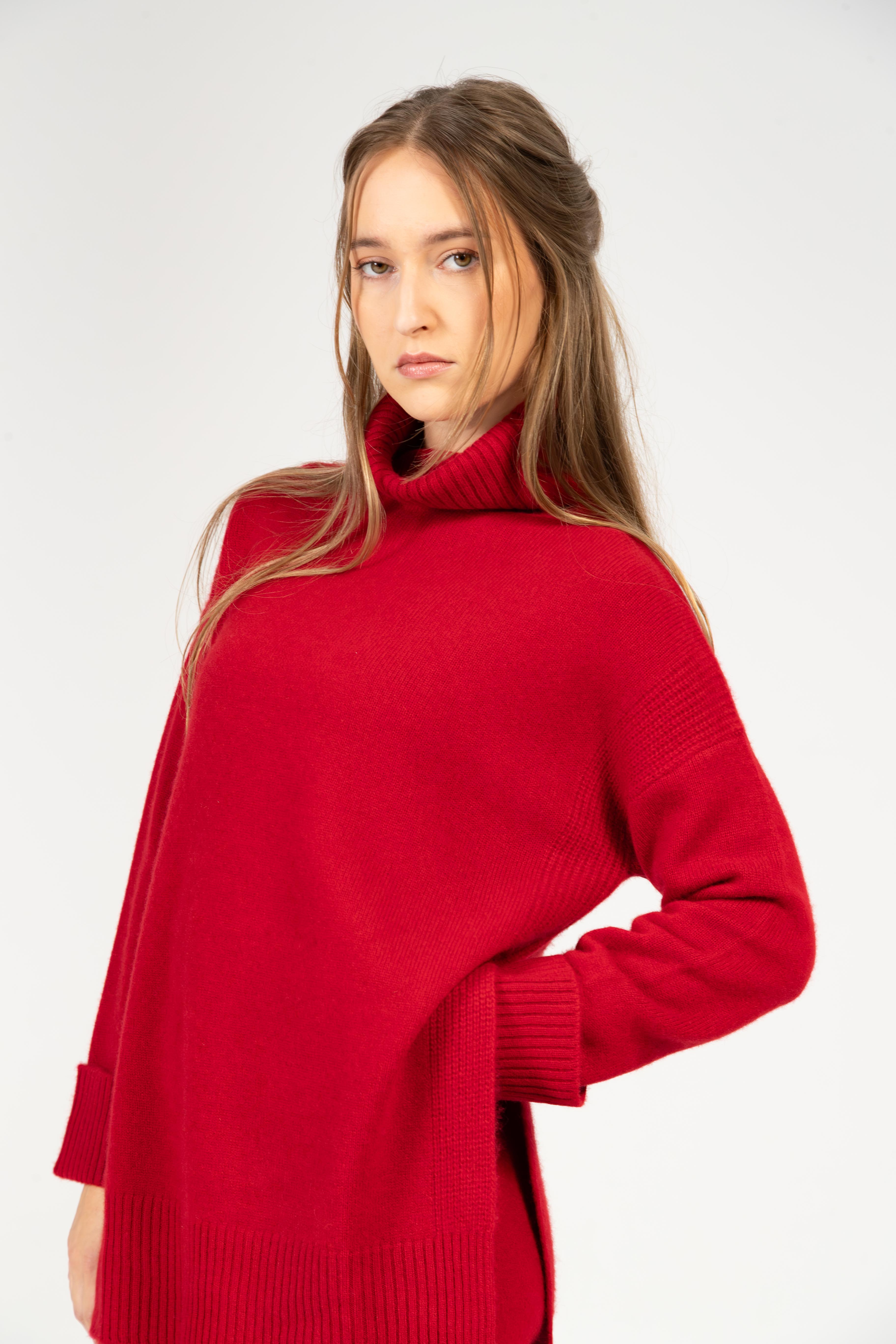 Alba – Cashmere Rollkragenpullover mit Seitenschlitz – Granatapfelrot