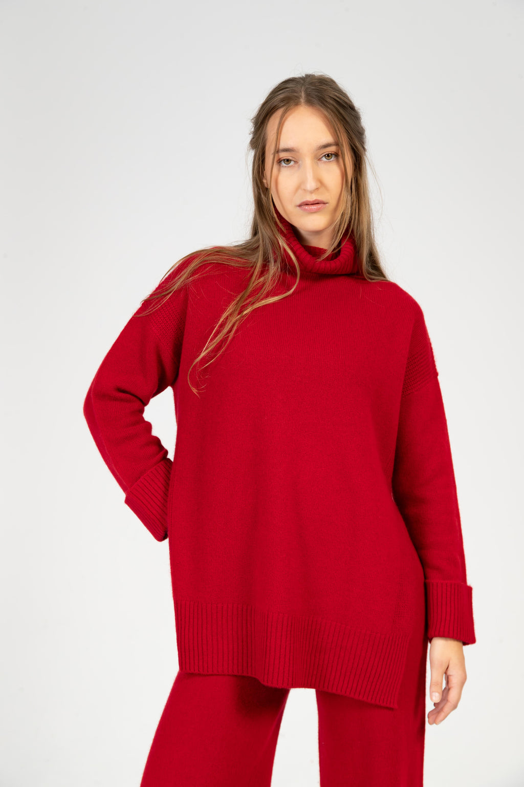 Alba – Cashmere Rollkragenpullover mit Seitenschlitz – Granatapfelrot