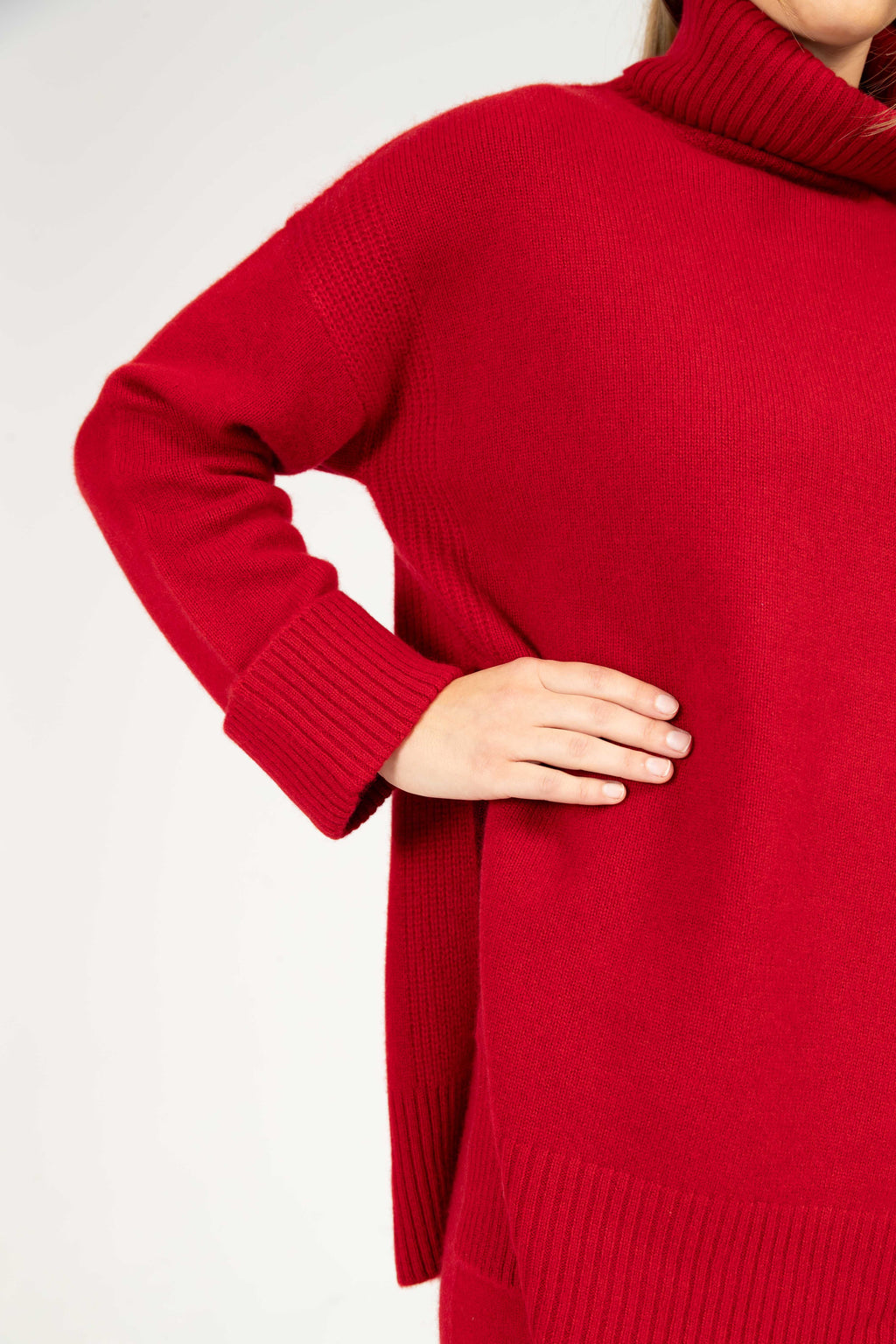 Alba – Cashmere Rollkragenpullover mit Seitenschlitz – Granatapfelrot