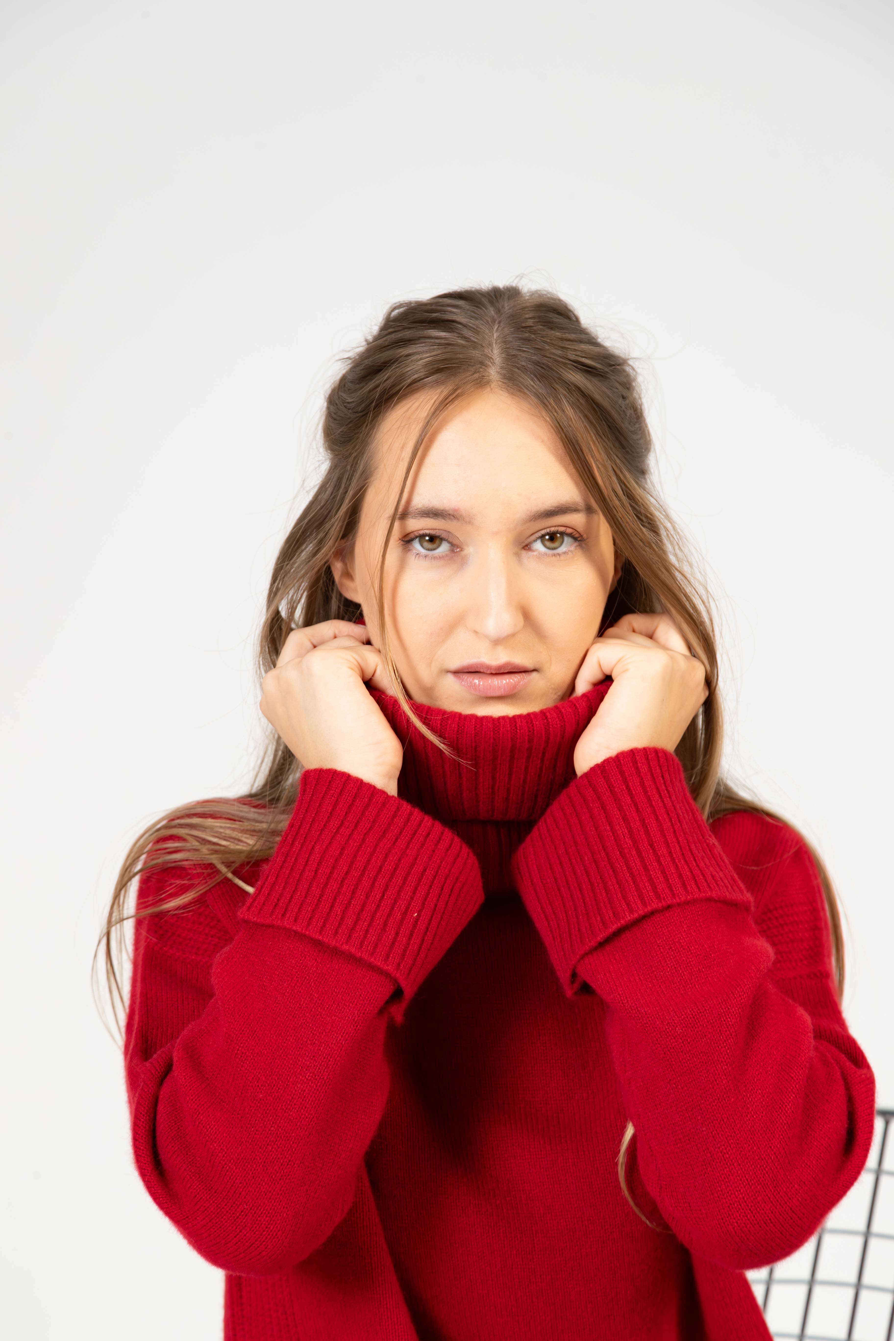 Alba – Cashmere Rollkragenpullover mit Seitenschlitz – Granatapfelrot