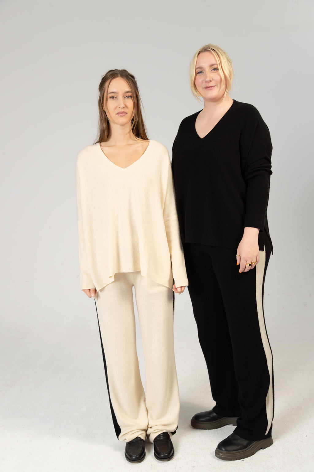 ANOUK - Cashmere Straight Fit Hose mit Seitenstreifen – Schwarz