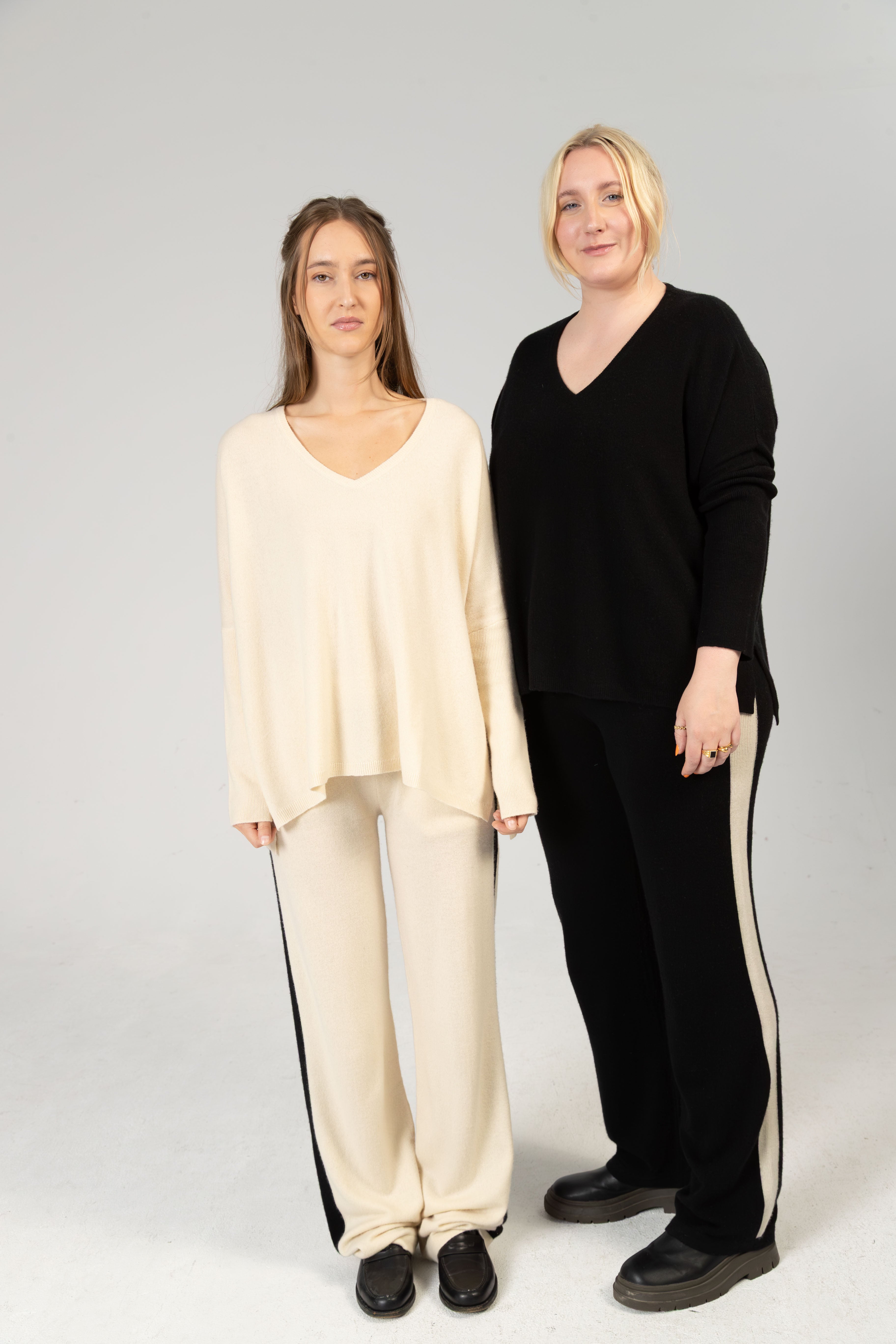 ANOUK - Cashmere V-Neck Oversized Pullover - Schwarz