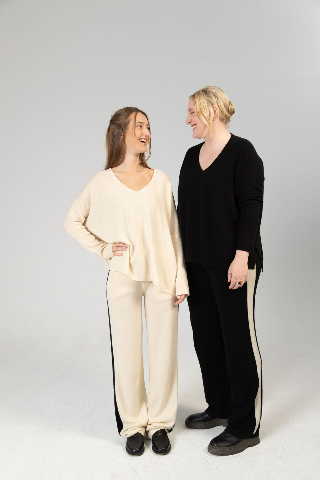 ANOUK - Cashmere V-Neck Oversized Pullover - Off-White