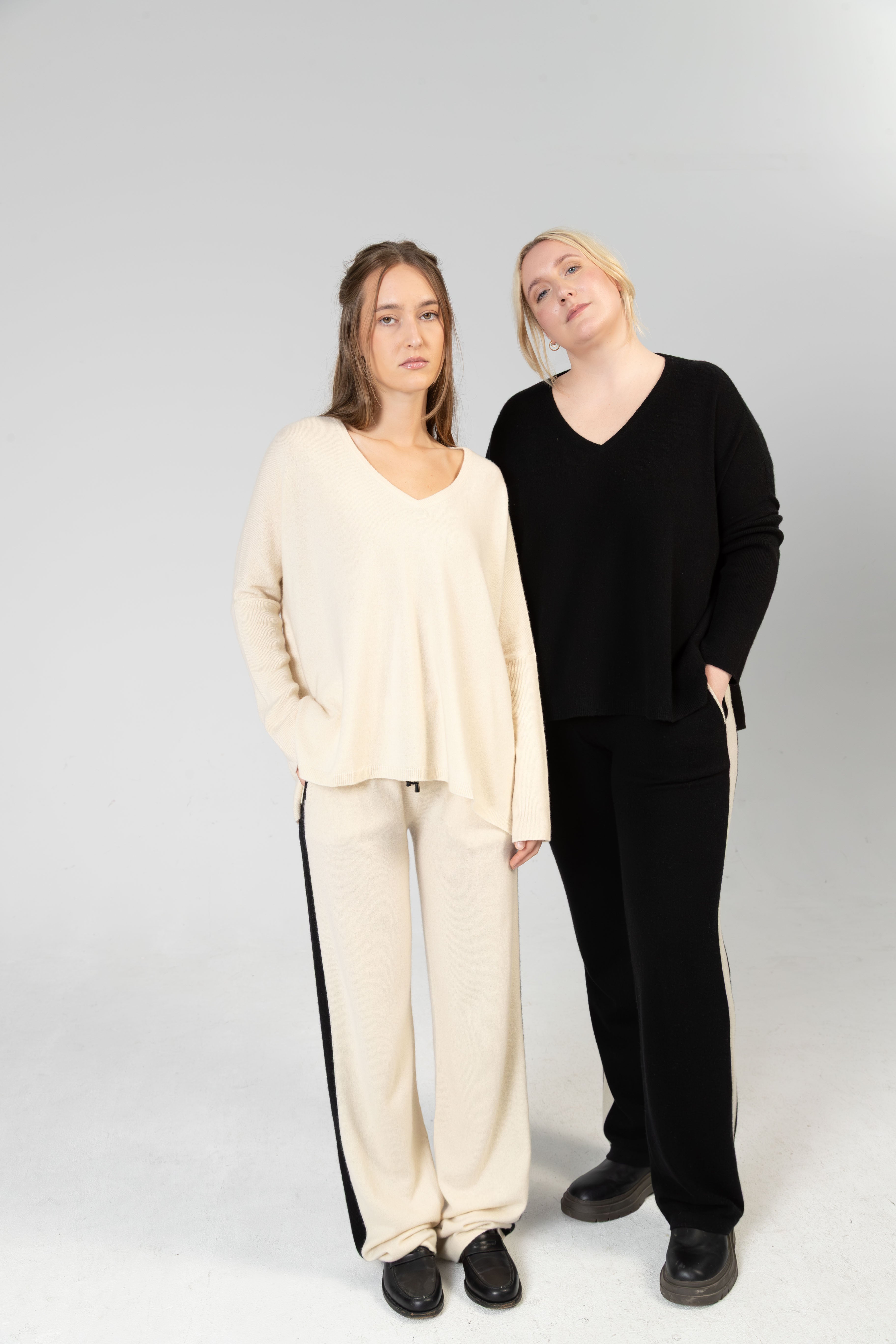 ANOUK - Cashmere V-Neck Oversized Pullover - Schwarz