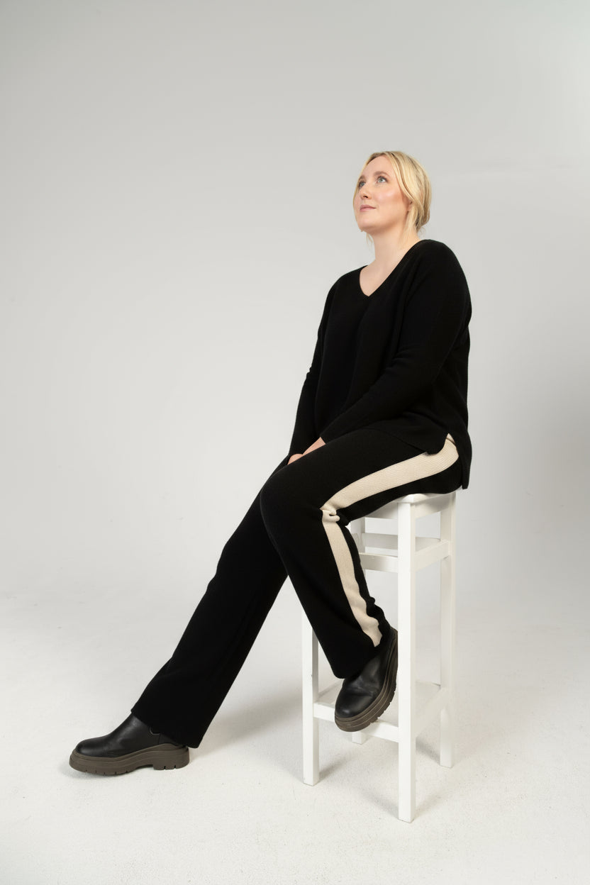 ANOUK - Cashmere Straight Fit Hose mit Seitenstreifen – Schwarz