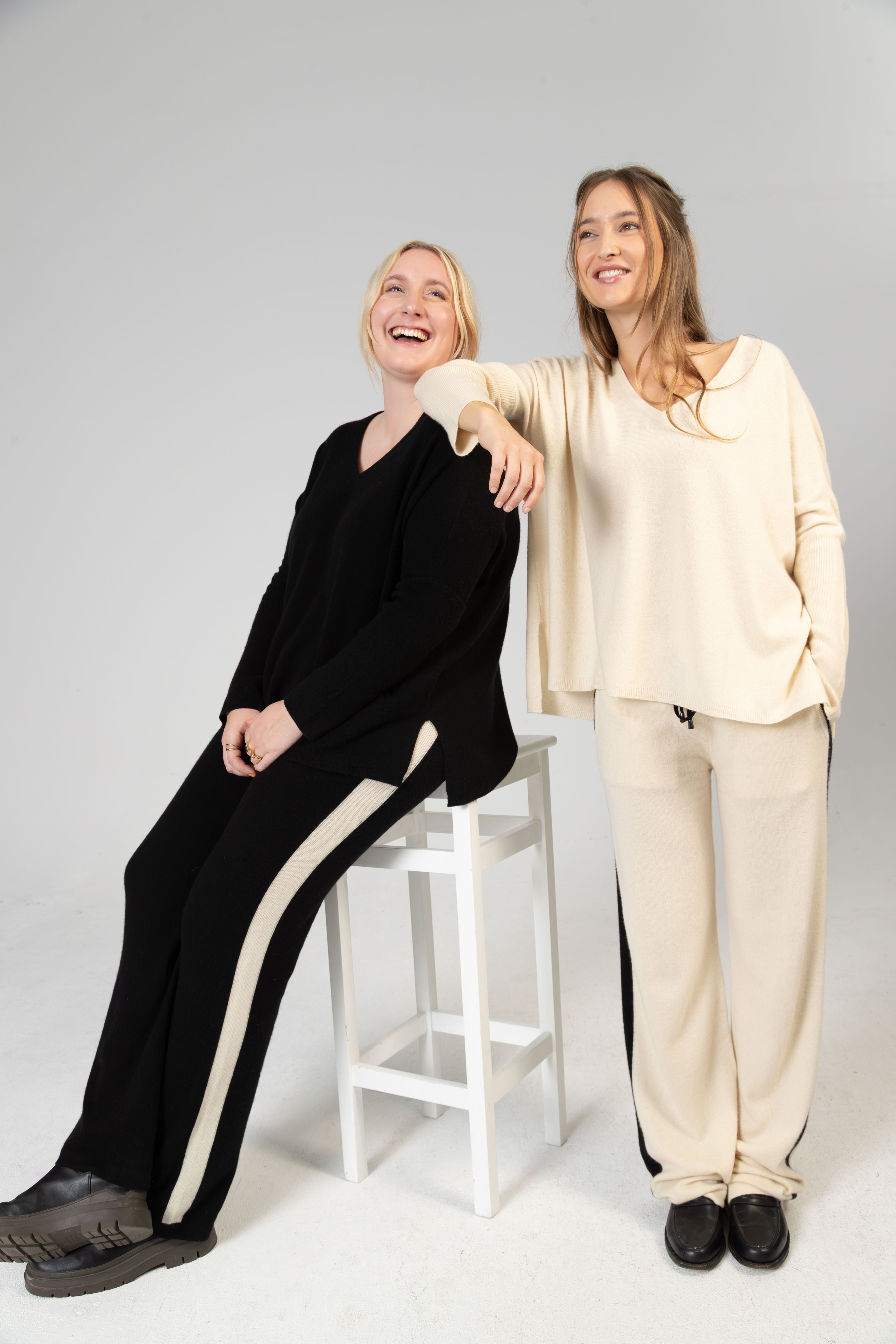 ANOUK - Cashmere V-Neck Oversized Pullover - Schwarz