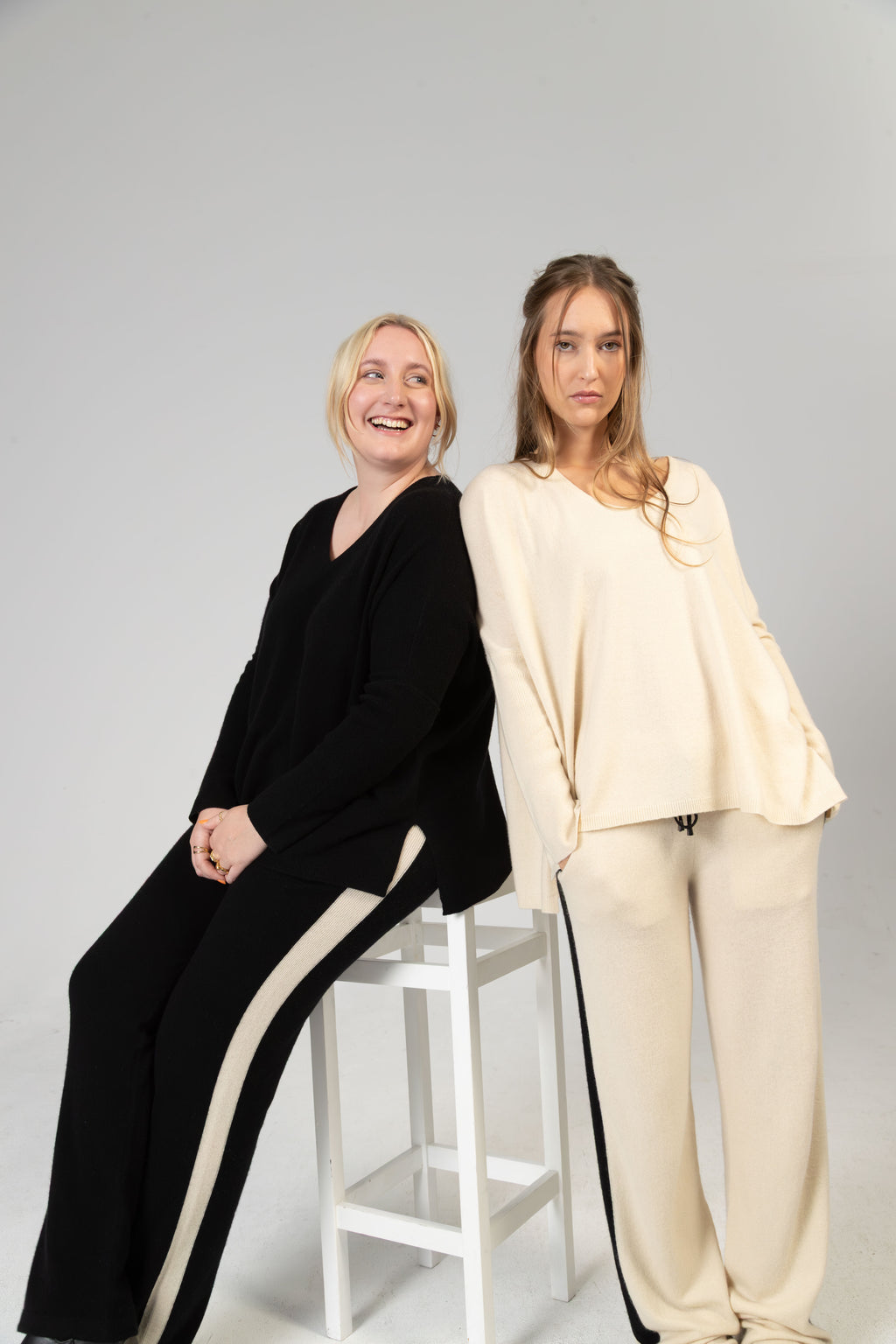 ANOUK - Cashmere V-Neck Oversized Pullover - Schwarz