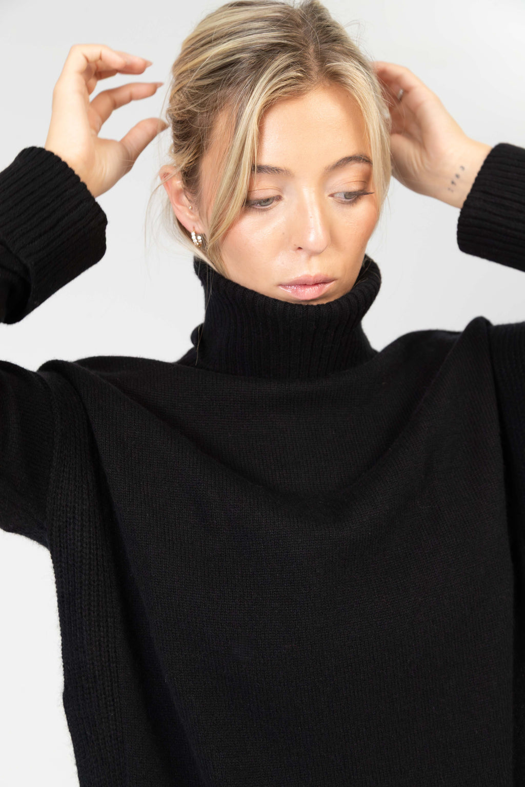 Alba – Cashmere Rollkragenpullover mit Seitenschlitz – Schwarz