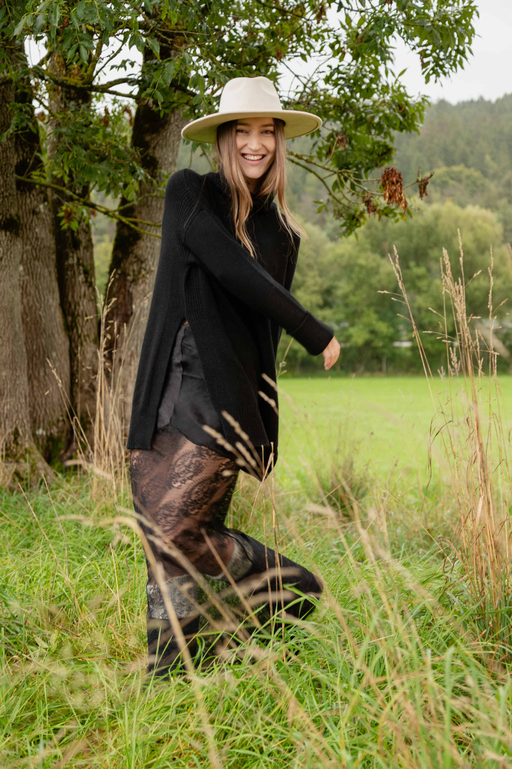 Alba – Cashmere Rollkragenpullover mit Seitenschlitz – Schwarz