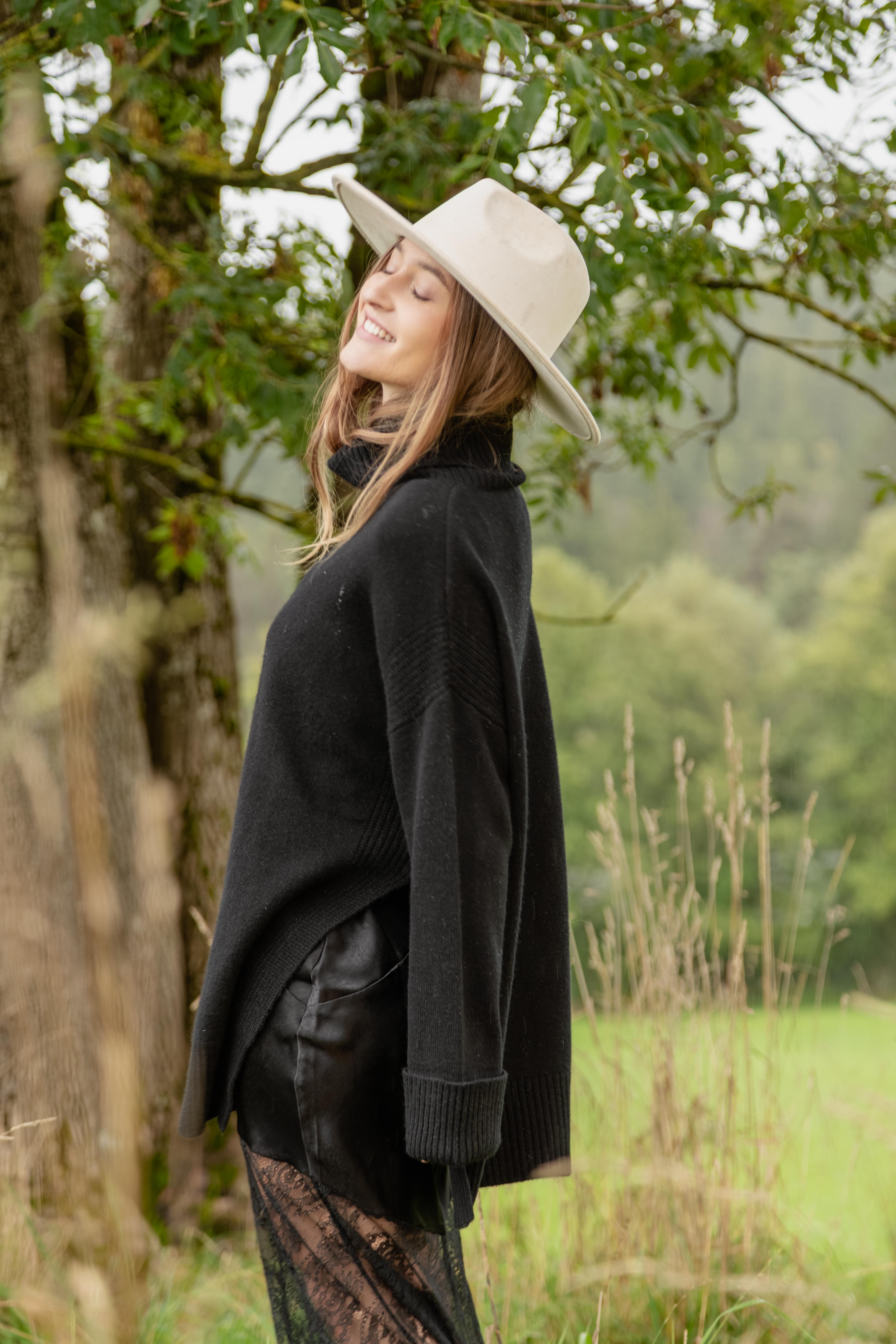 Alba – Cashmere Rollkragenpullover mit Seitenschlitz – Schwarz