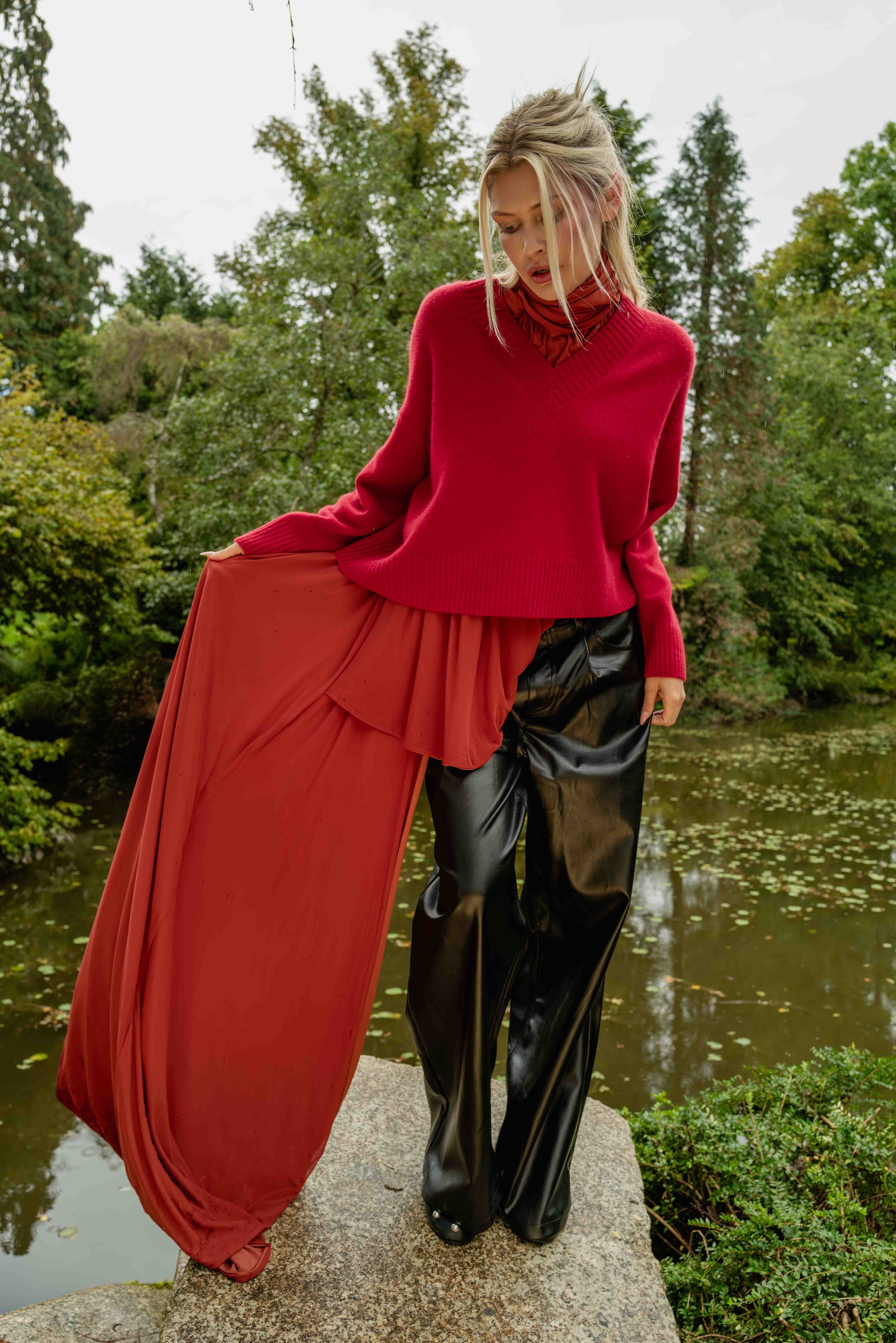 Ava – Chunky Cashmere V-Neck Pullover - Granatapfelrot