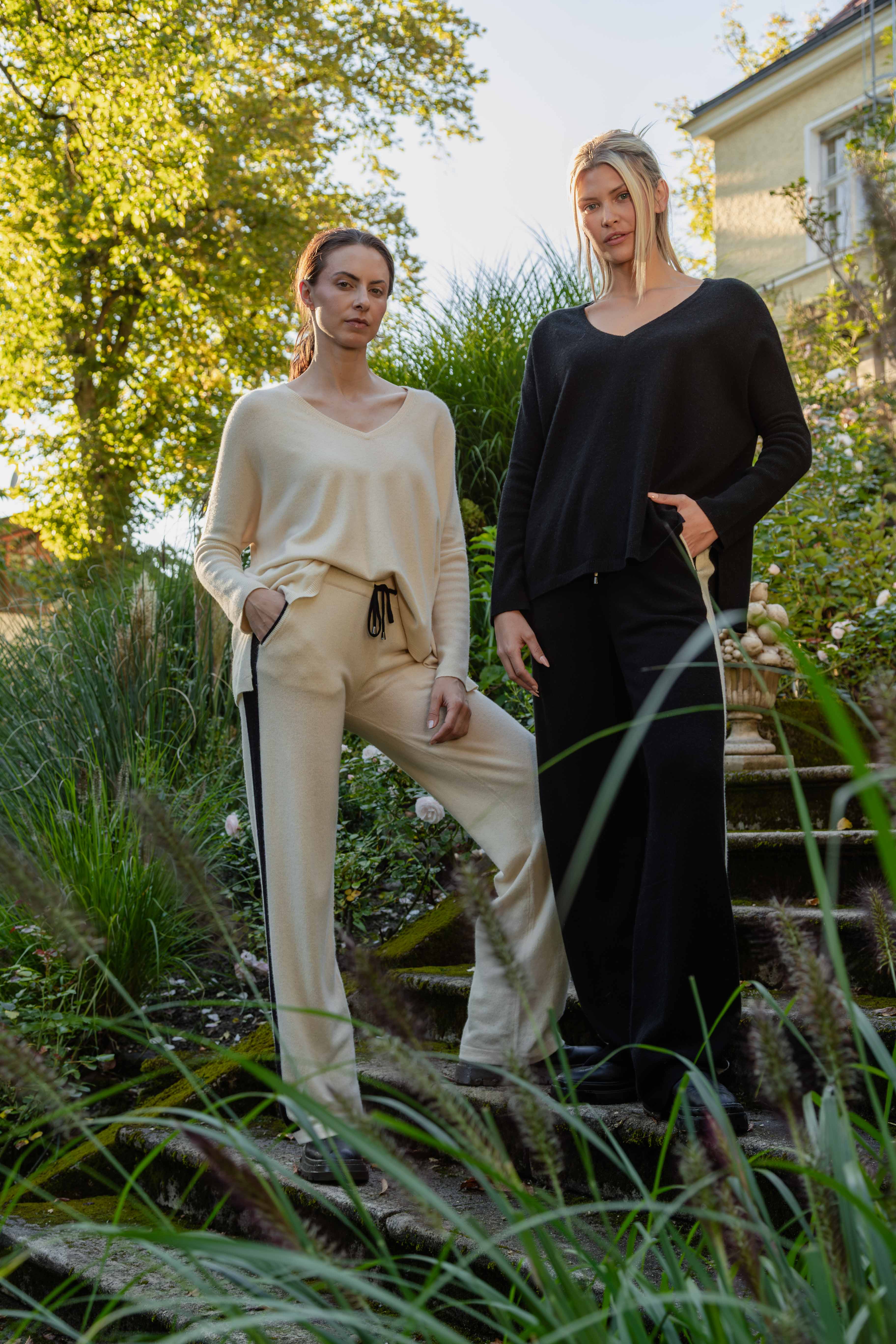 ANOUK - Cashmere Straight Fit Hose mit Seitenstreifen – Schwarz