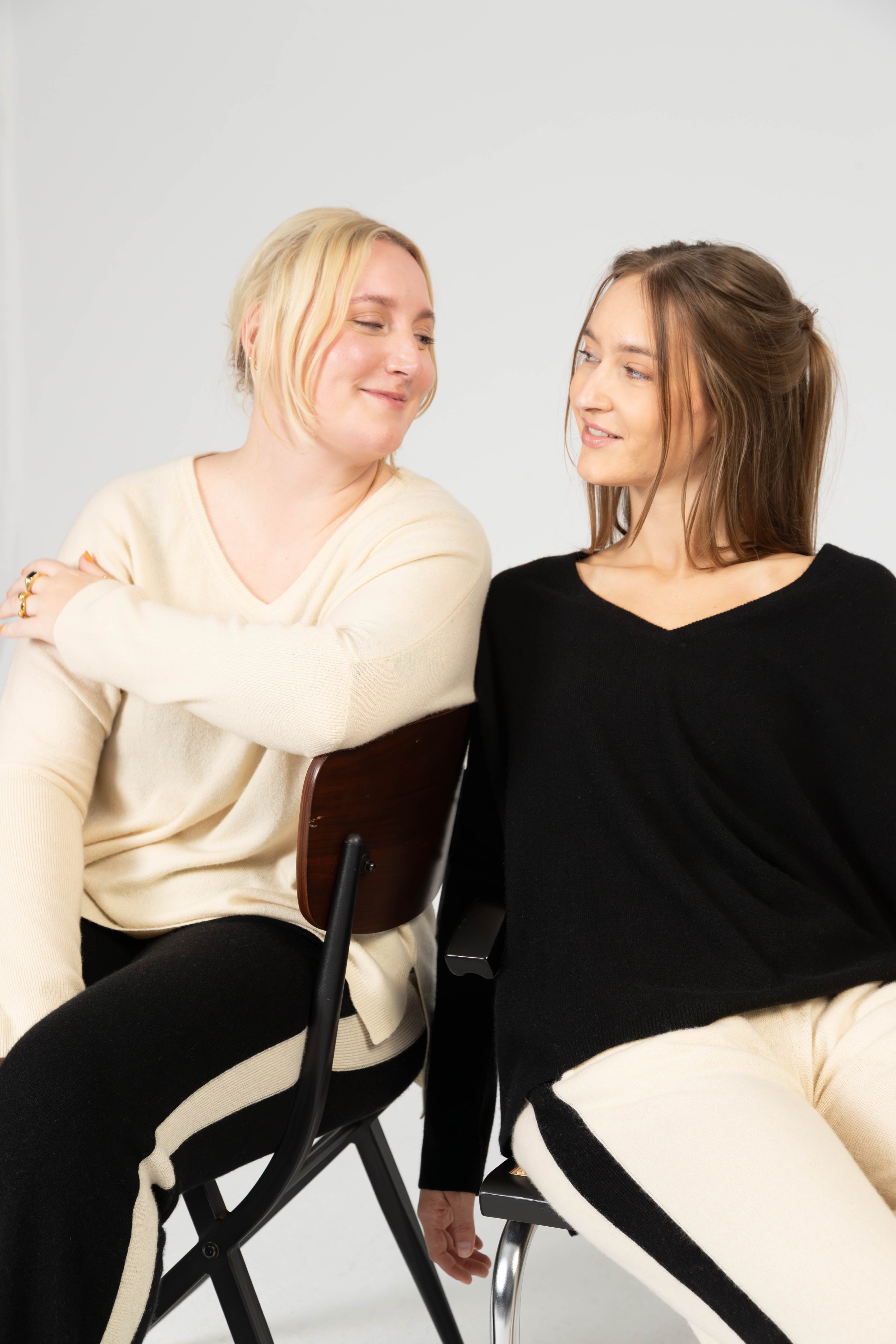 ANOUK - Cashmere V-Neck Oversized Pullover - Schwarz