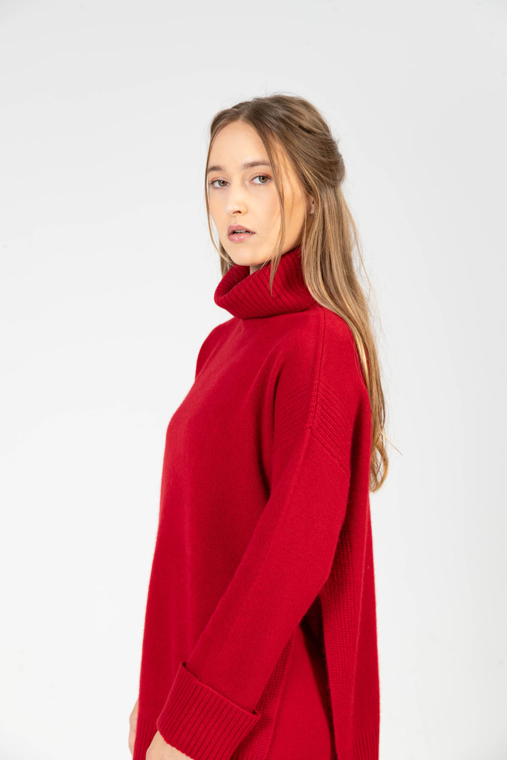 Alba – Cashmere Rollkragenpullover mit Seitenschlitz – Granatapfelrot