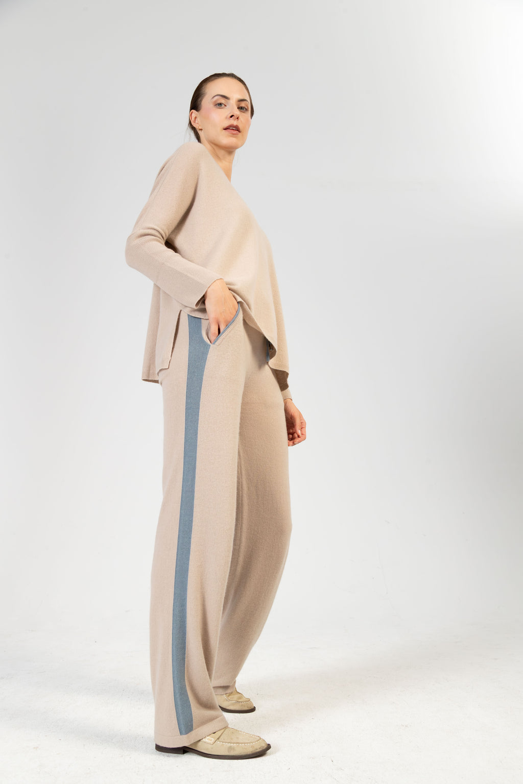 ANOUK - Cashmere Straight Fit Hose mit Seitenstreifen – Beige