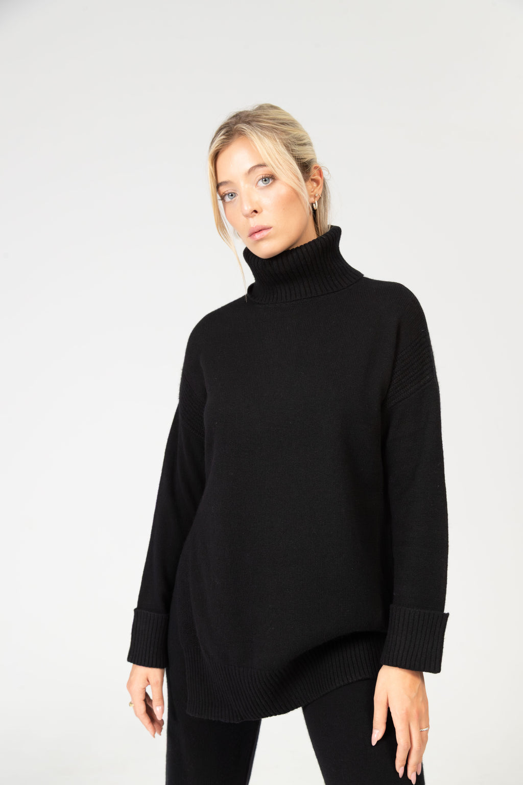 Alba – Cashmere Rollkragenpullover mit Seitenschlitz – Schwarz