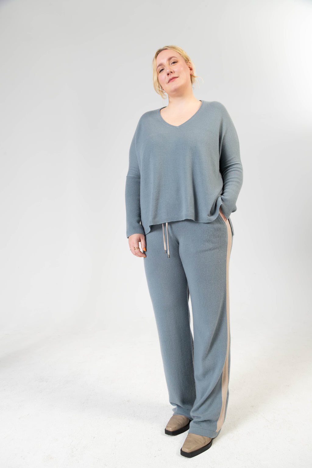 ANOUK - Cashmere Straight Fit Hose mit Seitenstreifen – Schiefergrau
