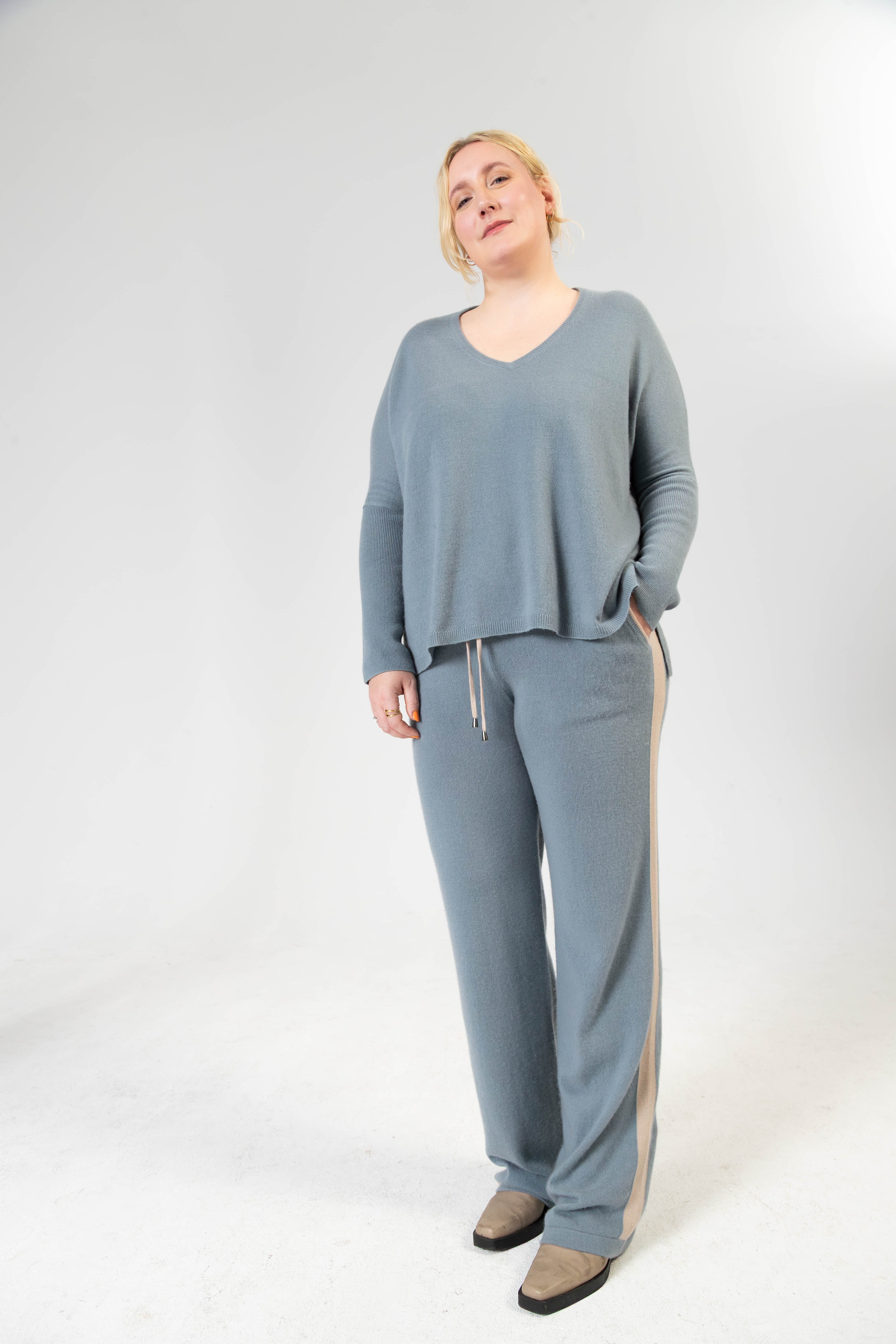 ANOUK - Cashmere Straight Fit Hose mit Seitenstreifen – Schiefergrau