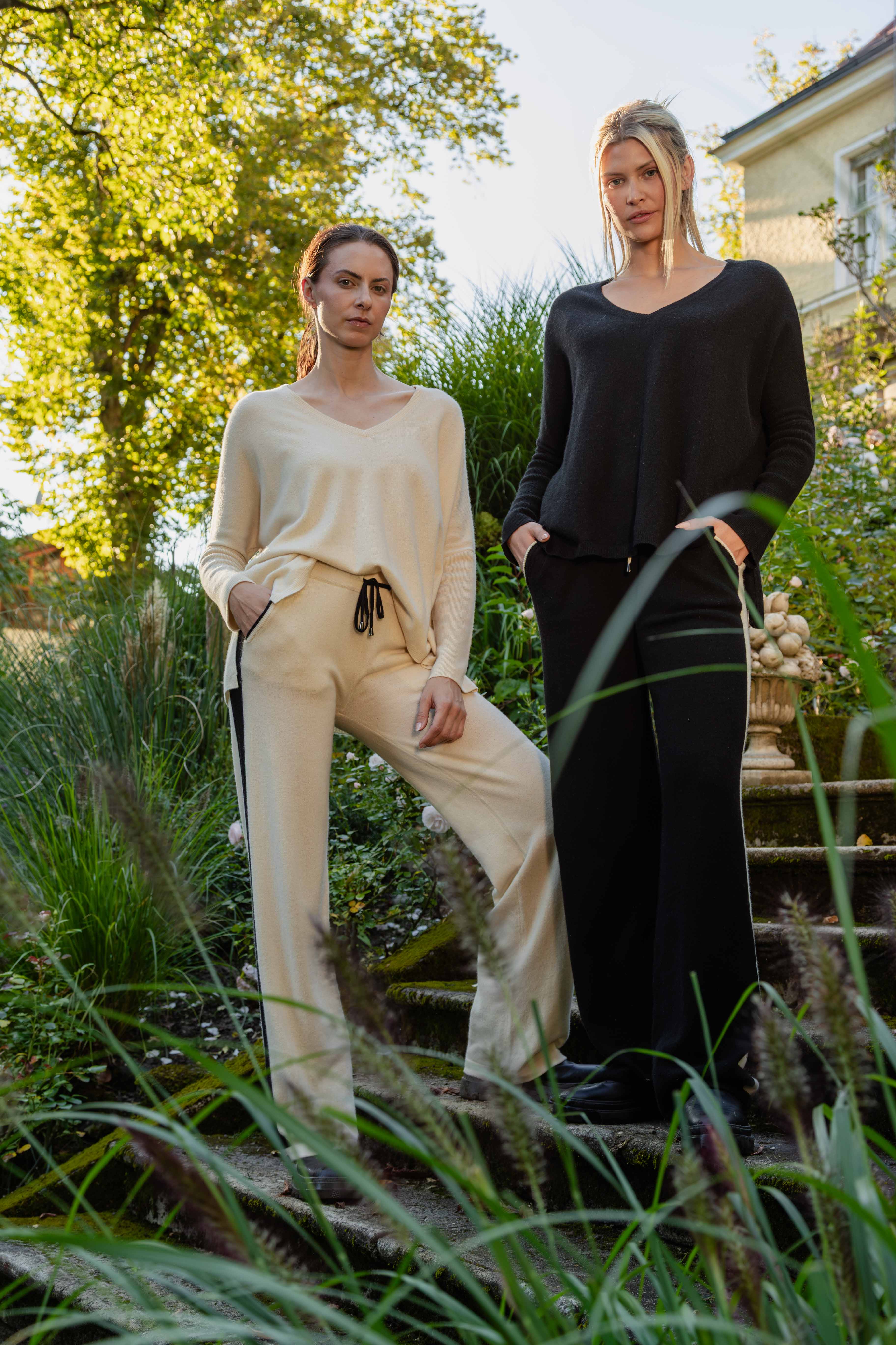 ANOUK - Cashmere Straight Fit Hose mit Seitenstreifen – Off-White