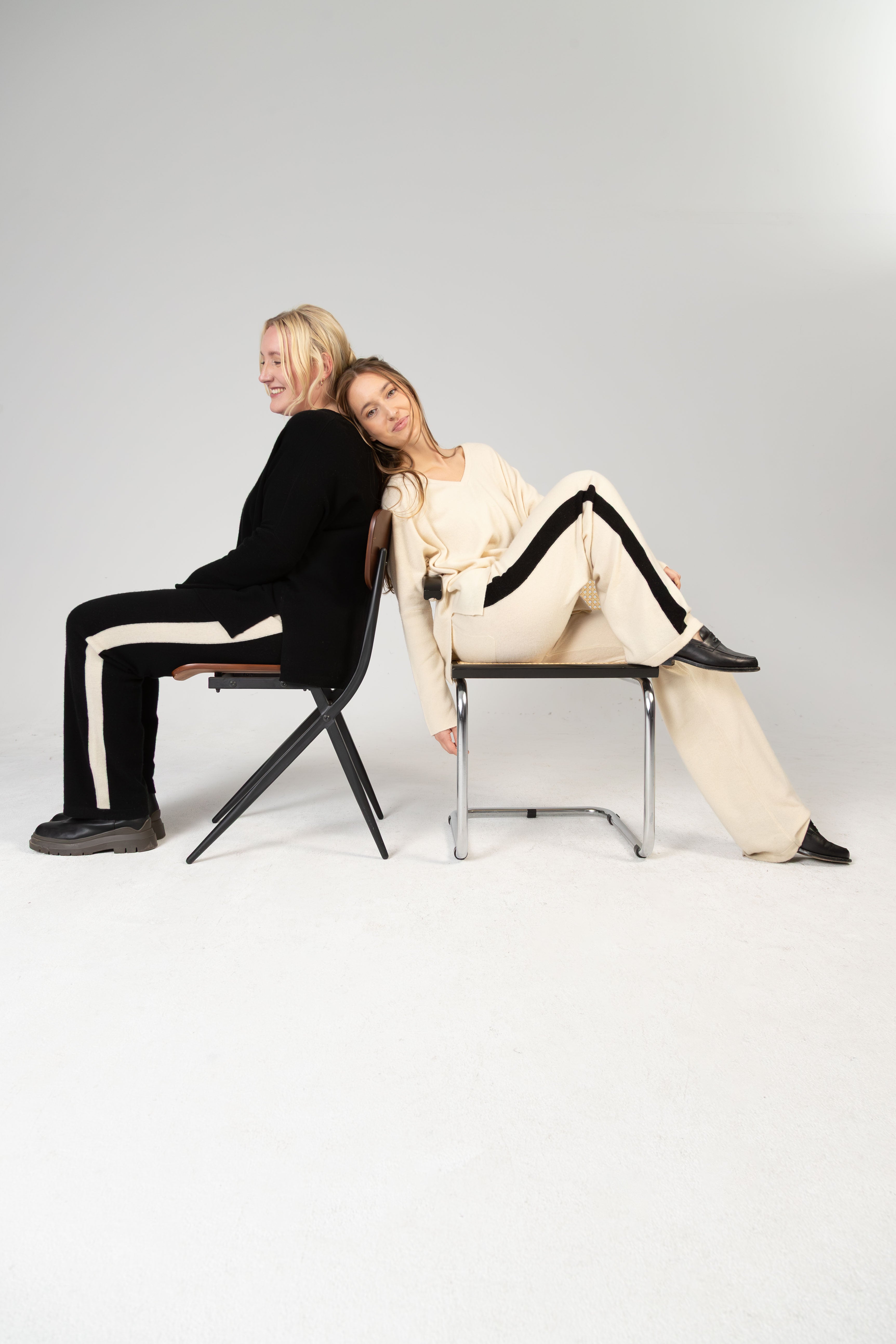 ANOUK - Cashmere Straight Fit Hose mit Seitenstreifen – Off-White