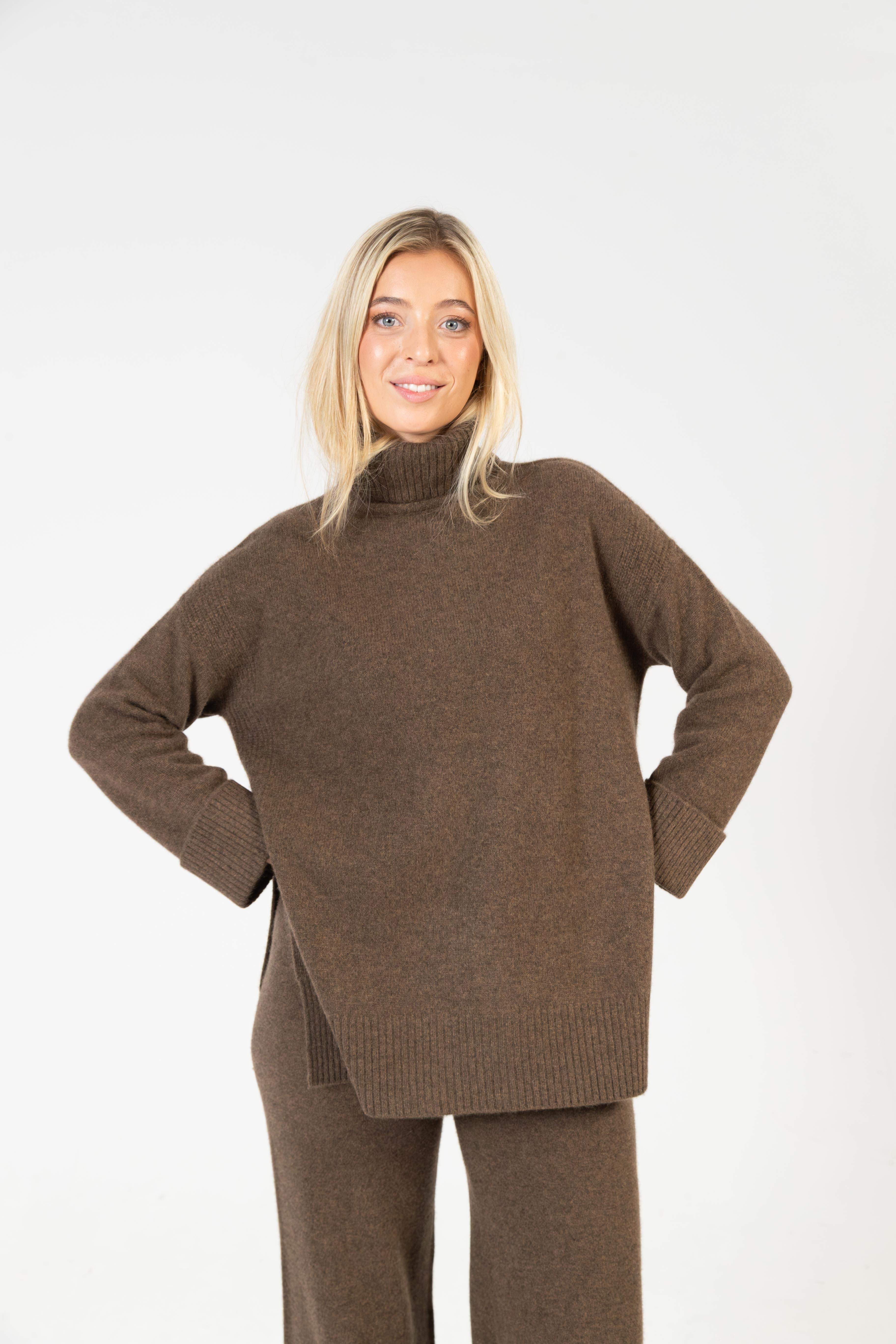 Alba – Cashmere Rollkragenpullover mit Seitenschlitz – Espresso Mélange